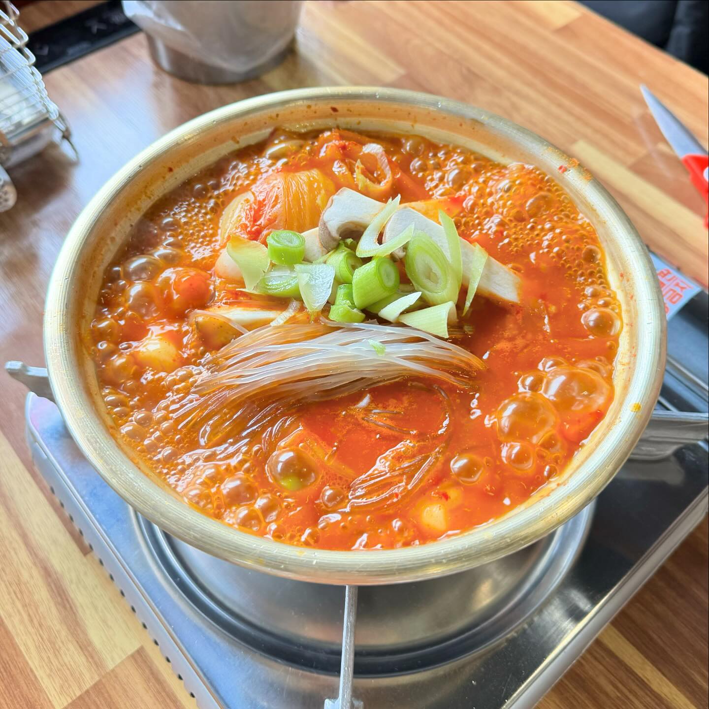 스트레스받을 때 어떤게 생각나세요?
바로~ 매콤하고 맛있는 음식!!이죠 ㅎㅎ
그래서 군포에 새로 생겼다는 군포역맛집인 #언덕집 을 방문했어요

언덕집은 양푼등갈비찜 맛집이예요
매장에 방문했는데 언덕 위에 위치해 있더라구요
그래서 언덕집인가?ㅋㅋㅋㅋ

🔸 양푼 김치 등갈비찜(소) 22,000원

등갈비, 김치, 버섯, 떡 등이 들어가져있고 소 짜리인데 양도 정말 많아요!!

특히 김치가 정말 맛있더라고요!!
김치가 맛있으면 끝인 거 아시죠? 국물이 정말 끝내줍니다😋
살짝 매콤하면서 감칠맛이 장난 아니에요🫶
매운맛 조절도 가능하니까 매운거 좋아하시는분들은 더 맵게 도전해보세요 ㅎㅎㅎ

맛있는 식사가 가능한 군포역맛집 언덕집!! 꼭 한번 방문해보세요
포장, 배달도 가능하답니다^.^

🏠주소: 경기 군포시 당산로 18 1층 101호 언덕집
(1호선 군포역 1번 출구에서 385m)
🚘주차안내: 매장 앞 또는 근처 갓길에 가능
📞전화번호: 0507-1335-3313
🕰️영업시간: 11:00 ~ 22:00
🙏정기휴일: 매주 일요일
✨ 예약, 포장

#먹스타그램#군포맛집#당동맛집#군포역맛집#당동밥집#당동등갈비찜#등갈비맛집#일상#소통#선팔환영#맞팔환영#먹팔환영#강남맛집체험단