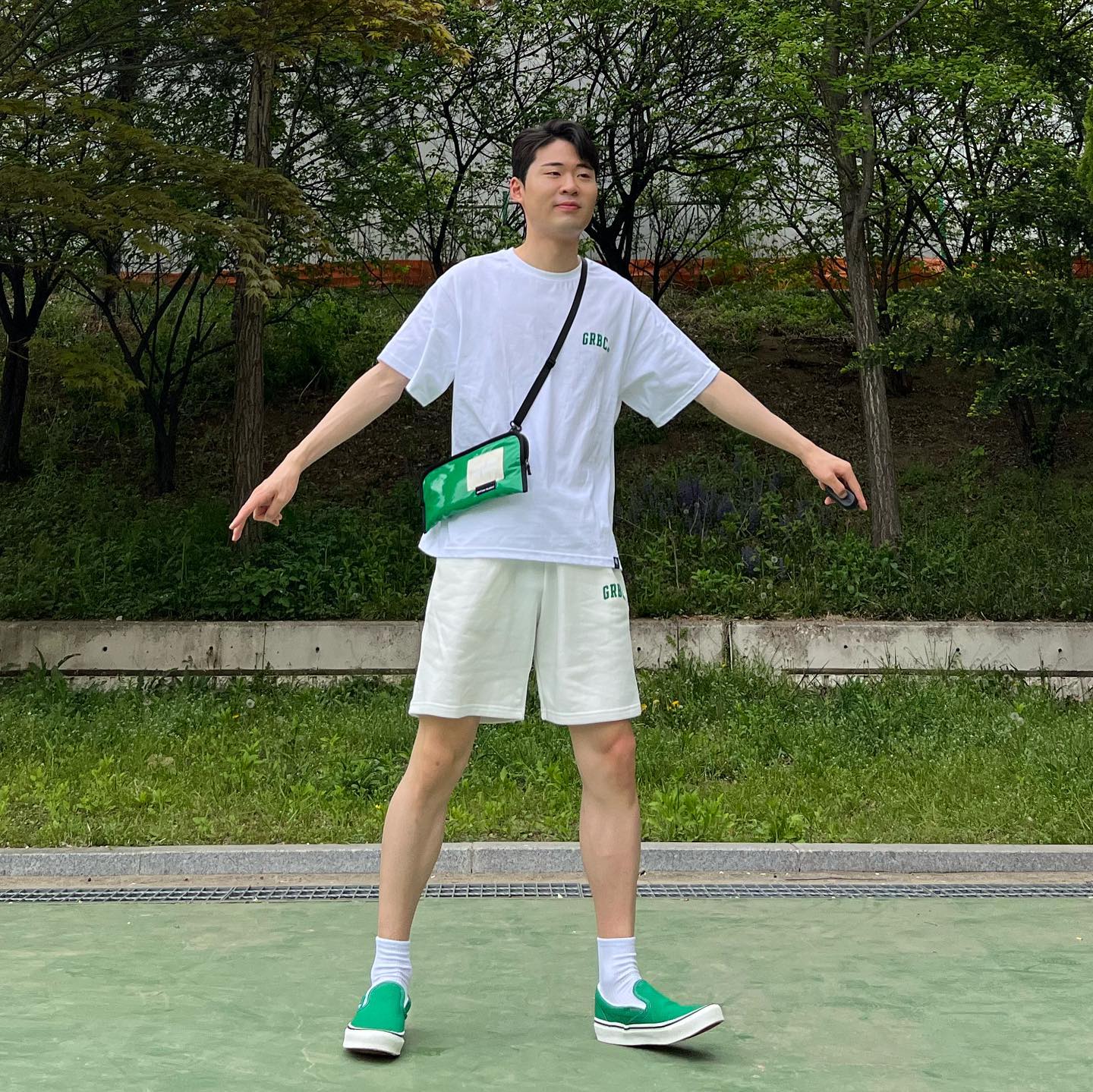 #협찬 #고스트리퍼블릭 

뭐 입을지 모를 땐 휘뚜루마뚜루 셋트가 쵝오👍

✔️고스트 리퍼블릭 시그니처 오버핏  반팔티 쇼츠 트레이닝 세트

👕- ghostrepublic_store 
🩳- ghostrepublic_store 
👟- vans_korea 
👜- dontaskmyplan_official 

#스트릿브랜드 #트레이닝복세트 #트레이닝세트 #트레이닝팬츠 #트레이닝복코디 #반팔셋업 #반팔반바지세트 #ootd #ocotd #ghostrepublic #koreanfashionootd #koreanfashionstyle