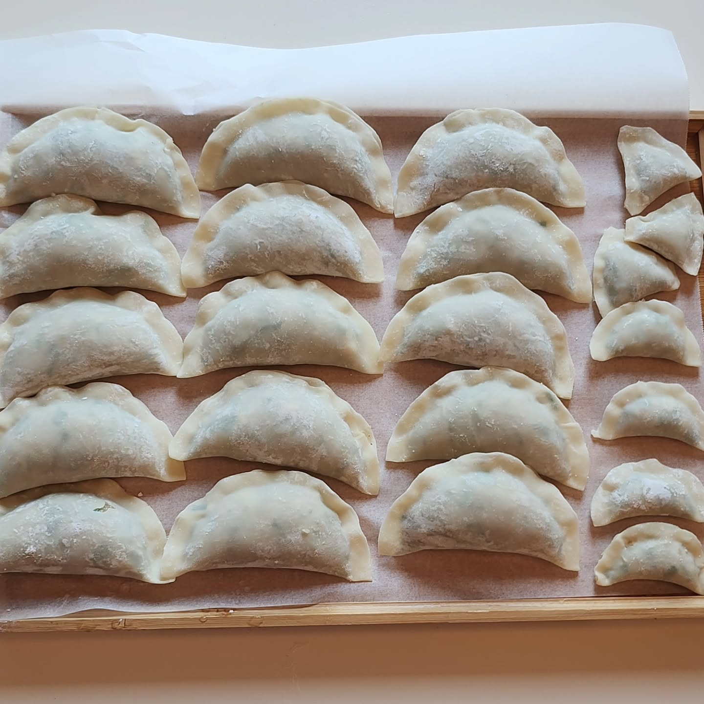 횡성에서 엄마랑 삼촌이 키운 부추 한 가득 얻어다 
부추 만두 만들기 🥟 왕만두는 나랑 남편꺼, 작은 만두는 우리 아기꺼 🩷
집 만두에 디포리, 다시마, 표고 넣고 직접 우린 육수 넣어 만든 
온 도토리 묵밥으로 간단한듯 정성 가득 점심 해결 !
