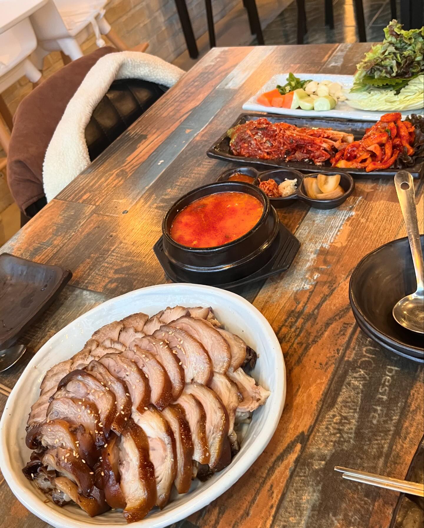 주말에 오빠랑 올림픽 경기보고 오랜만에 족발먹으러🐖사이드로 나오는 쟁반국수 해초면? 같은데 (확실히 모름;;) 양념 상콤매콤하고 내스탈 ㅠ.ㅠ 족발도 완전 촉촉하고 따뜻하고 맛있음 !

강원 강릉시 경강로2291번길 35 1층 서울족발
매주 수요일 휴무래요~

다들 맛있는 야식 드세요🐽🐽