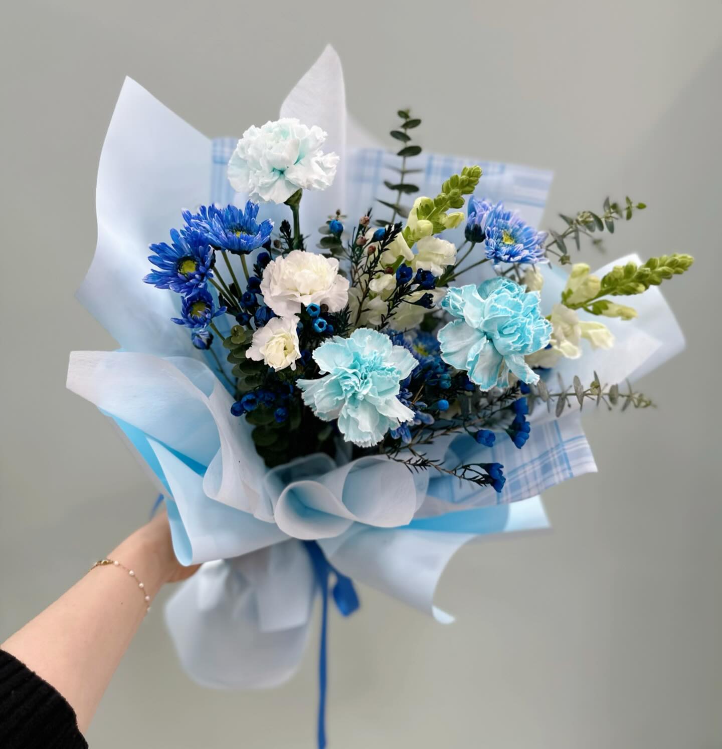 .
주말일상🌼.
.
담주 졸업식일정으로 바쁜 영주쌤 보조하기.
보조이지만 내맘대루 샘플 만들기🕺.
.
#인천논현동꽃집 deco_flower_ .
.
라보일과는 다르게 생화 비누 프리저브드 엄청 많아요!.
다음주 #졸업식꽃다발 모두모두 모여라🌸.
.
. 
#인천꽃집 #인천논현동꽃배달 #소래꽃집 #인천졸업식꽃다발.
#블루꽃다발 #졸업식꽃다발추천 #고잔동꽃집
🕺🕺🕺