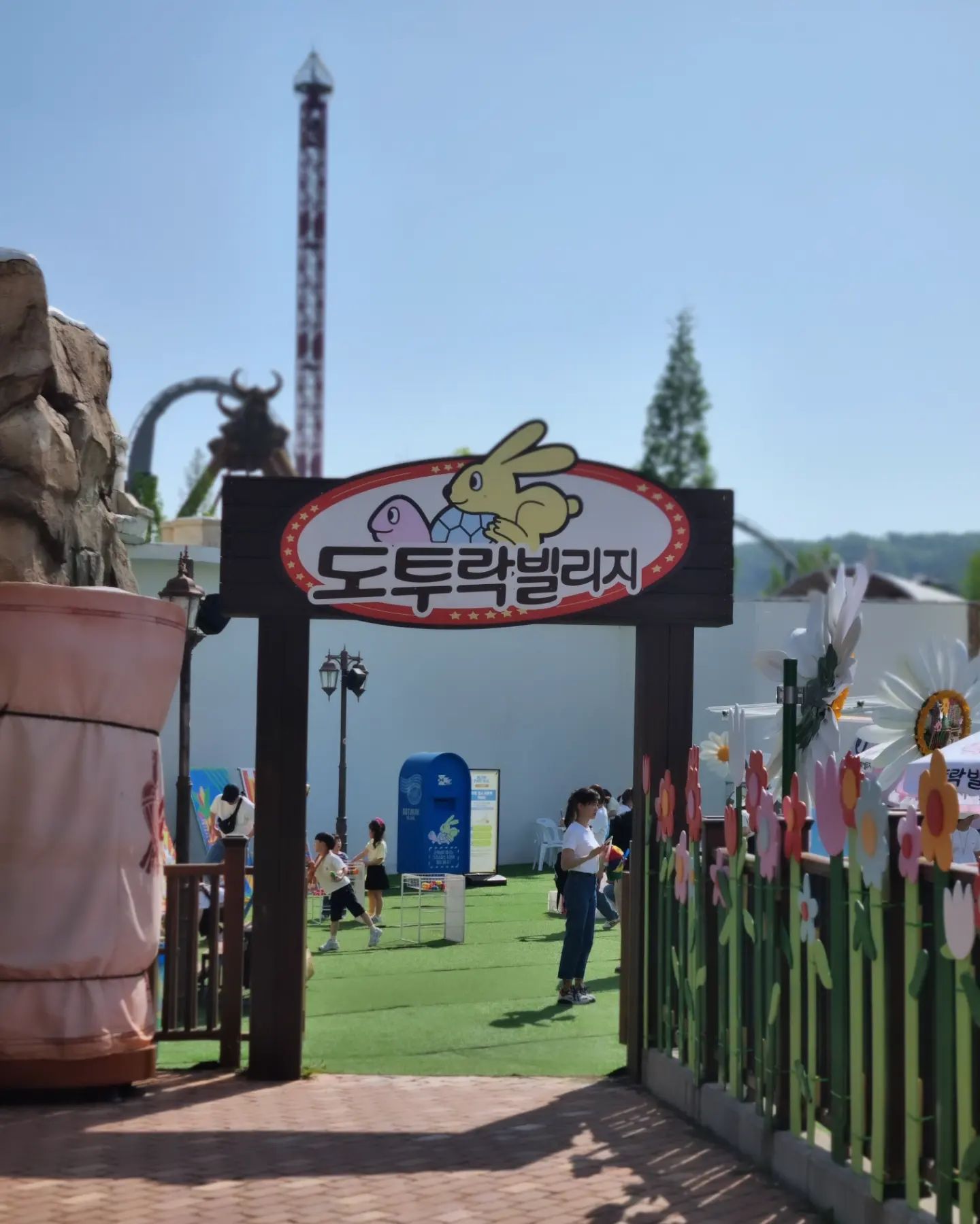 경주월드 예전 이름 도투락빌리지 알면 옛날사람??😳

이번에 어린이날 미리 앞당겨 아이와 함께 경주여행 다녀왔는데 추억의 도투락빌리지로 꾸며놓은 곳이 있어서 너무 반갑더라구요
80, 90년대 추억의 포토존과 이제는 철거 된 서라벌 관람차 등 다양한 포토존과 추억의 놀이도 가능해요

매 시간마다 다양한 공연도 준비되어 있는 경주월드 내 도투락빌리지는 엄마, 아빠에게 새록 새록 추억을 되 살리고 아이들은 재미있는 놀이도 가능한 곳이라 온 가족이 대만족!

그 외에 다양한 놀이기구들이 많은 곳이라 어린이날 가볼만한 곳으로는 당연 1등인 곳이죠~

주말/공휴일만 운영하는 도투락빌리지 즐기러 이번 어린이날 봄나들이 장소는 여기 어때요? 😘

#경주월드 #도투락빌리지 #경주봄 #가족나들이 #경주가볼만한곳 #경주여행 #경주아이들과가볼만한곳 #봄여행 #부산근교여행 #봄나들이 #경주여행코스 #어린이날