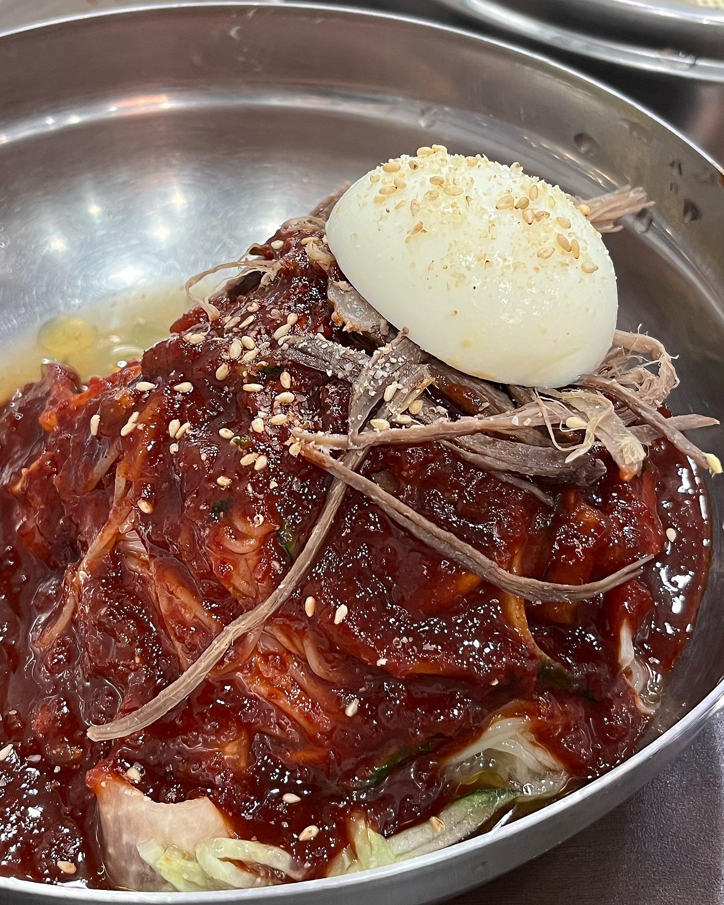 날씨가 추워져도 밀면은 맛도리!🥢 #협찬 
 
부산하면 밀면이쥬😆
물밀면 + 비빔밀면 + 만두 두둥!

새콤달콤 담백한 물밀면 호로록 호로록!
비빔밀면은 매콤하지만 중독성 강한 맛이라 
쫀득한 고기 만두랑 같이 먹으니 딱 좋고요😆👍🏻

면은 자르지 않고 먹으니 
면치기 넘나 잘되고요👌🏻

밀면에 얹어진 양지고기 양도 많아서
같이 쓱쓱 비벼 먹으니 을마나 맛있게요~?😋

주차도 가능해서 넘나 편한 것🫶🏻

🏷️ 서면밀면 j__u__gk 
♡부산 부산진구 서전로 25 이오스프라자
♡10:30-20:30 (LO20:00)
♡주차가능

#리뷰노트 #서면밀면 #부산밀면맛집 #부산밀면
