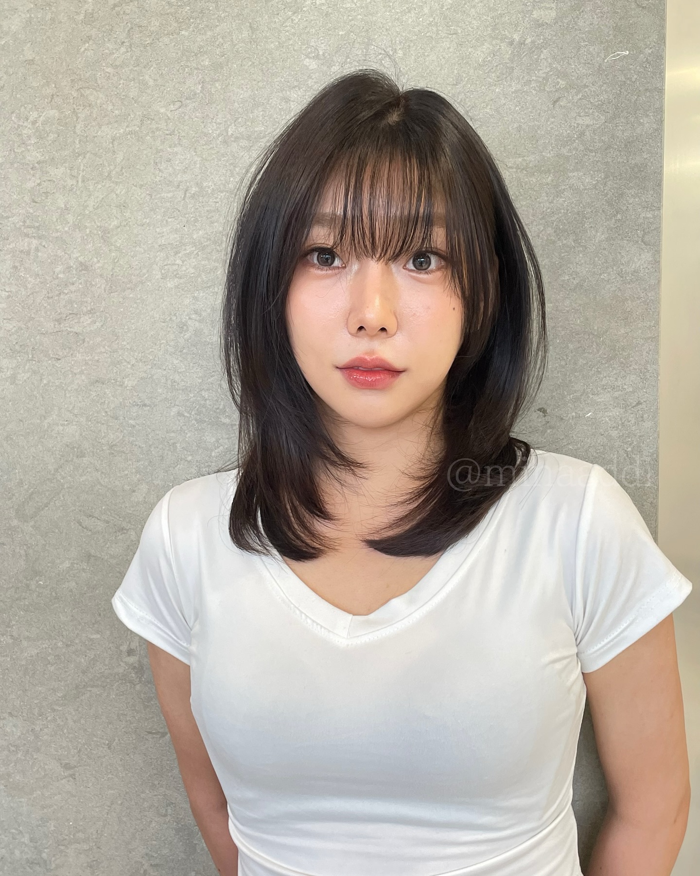 minaaddi

세련된 라인의 중단발 뮤컷 디자인

어깨선에 자연스럽게 뻗치기도 하고 초코브라운컬러와 함께 추천드리는 스타일이에요,🍒

#중간머리헤어스타일
.
.
#앳나운플레이스민아
#앳나운플레이스
.
.
시술에 대한 문의사항은 디엠이나 오픈카톡 주세요 💌

▪️네이버예약
▪️카카오톡 minvely915
▪️앳나운플레이스 02 517 8717