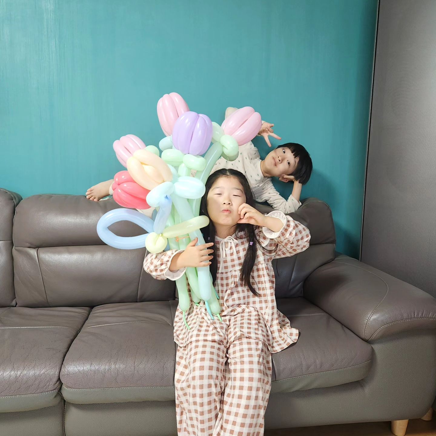 #20231205

우리하엘이 풍선꽃다발 💐💐💐

이게 요즘 그렇게 유행이라던데~~
엄마가 너 준다고 직접 만들어봤다 ㅎㅎ
쉽다고 생각했는데 은근히 어려웠던 😭

좋아해주니 다행이다 ㅎㅎ
.
.
.
#풍선꽃다발
#요즘유행