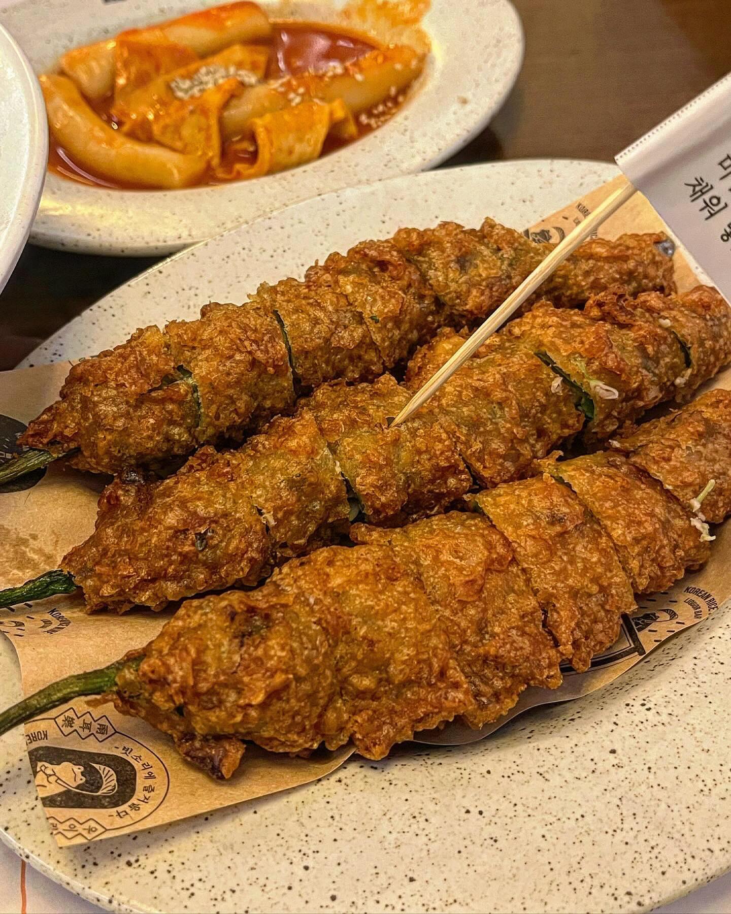 망원시장가면 꼭 먹어보기

@@특대 고추튀김 찐맛집인 우이락
웨이팅필수지만 꼭 먹어봐야해요<<
빠삭한 튀김안에 고기가 꽉차있음ㅠㅠ
막걸리종류도 다양하게 있어서
고추튀김에 막걸리 말모말모ㅠㅠ!!!!!
둘이서 고추튀김 3개+쫄면 주문했는데
딱 좋았어요 
++우이락갔다가 훈훈호떡에서 
뿌링호떡도 먹어주긔
.
.
.

#망원시장 #망원시장맛집 #우이락 #훈훈호떡 #뿌링호떡 
#먹스타맞팔 #홍대맛집 #망원동맛집 

.
.
.
