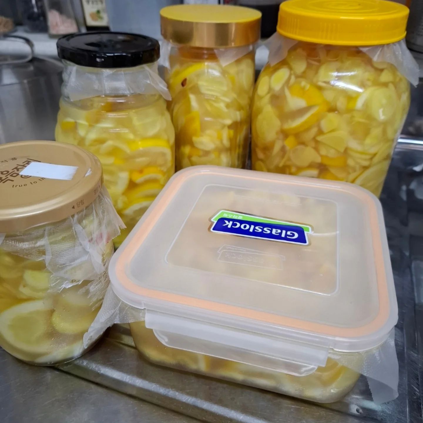 #레몬생강청
언니가 사 먹었는데 맛있다는 말에 나도~
레몬도 좋아하고, 생강향도 좋아하니 맛나겠지~

어깨쪽에 난 #대상포진 아프다ㅠ.ㅠ
제발 번지지만 안기를...
무조건 쉬어야 한다고.
집에와서 이불펴고 계속 누워만 있었네.
이런적은 정말 처음ㅠ.ㅠ