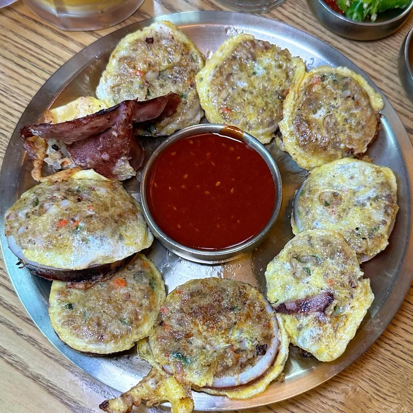 🐽 314번째 메뉴 : 혜화역 순대실록

︎혜화역 맛집, 밥집 순위권에 항상 올라와있는
식사, 술안주 모두 가능한 순대전문점 #순대실록 

여기는 순대집 전문점 답게 
공장순대가 아닌 전통순대를 먹을 수 있는 곳이예여

🏷️ 순대곱창볶음
맛있는 순대가 진짜 한가득!! 
먹어도 먹어도 계속 나오는 순대 😁
당면, 떡사리도 들어있고 마지막 치즈볶음밥까지
식사에 술안주까지 모두 가능한 메뉴예요 

🏷️ 오징어순대
오징어가 질긴 것 없이 야들야들하고 
순대 속도 꽉 차 있어요, 고소한 계란옷까지 !! 
비빔막국수랑 조합이 최고예요ㅠㅠㅠ

🏷️ 비빔막국수
들기름향 솔솔 나고 비빔양념장도 넘 맛있었어요
순대국밥집이여서 큰 기대없이 주문했는데
비빔막국수 맛집으로 인정,,
여름 메뉴로 한그릇 추천해요 👏🏻

여기는 순대국밥 종류도 엄청 많고,,
깊고 진한 국물 맛이 찐이예요
기회가 된다면 순대 먹으러 방문해보세요 😁

🌠 가게 : 순대실록 대학로본점
🌠 주소 : 서울 종로구 동숭길 127 우성빌딩
🌠 영업시간 : 09:00 〰️ 23:30
