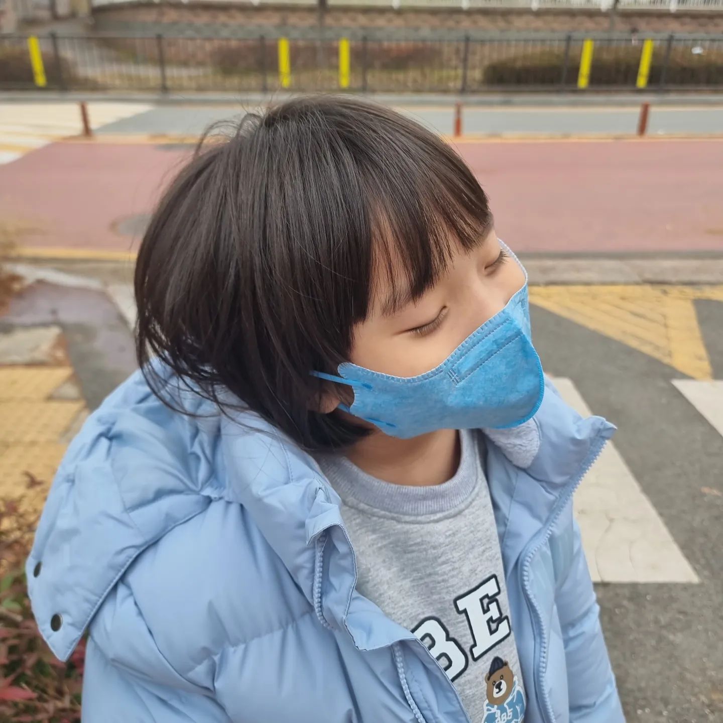 #협찬 

아침마다 마스크 불편하다고 안쓴다는
아이와 한판대결! 달래고~타이르고~
시간 참 많이 투자하는데..이게 참 지치는 일이더라구요 😭

이제 그럴일 없이 ~~ 마스크 편하다고
먼저 챙기는 아이 (우리 아이가 달라졌어요)

블랙+실버+블루+레드+퍼플
5가지 컬러의 키즈 항균 구리마스크는 케이퓨리 K바이러스연구소에서 만든 마스크예요

소형 50매로 들어있으니 한동안 마스크 걱정은 덜었구요~ 
귀도 편한 새부리형마스크 표면에 항균 구리를 입혀 바이러스를 사멸시키는 마스크를 연구, 개발했다는게 너무 신기하더라구요~

✔️구리 마스크는 코로나 바이러스 99.9% 사멸시켜 
잦은 탈착과 접촉에도 안심하며 사용가능
✔️100% 국산 제조, 1.5cm 숨 공간 설계로 답답함 NO!
✔️예쁜 새부리형 핏으로 얼굴에 밀착 빈틈 없이 슬림한 V핏
✔️항균 구리 겉감, 겉감, 필터, 안감으로 4중 구조

🎄☃️공인기관 검증을 통해 항균력과 
안정성에 관한 FITI 인증까지 받았다니
우리아이 코와 입을 안전하게 지켜줄거 같아요~❤️

#케이퓨리마스크 # 데일리마스크 #컬러마스크 
#숨쉬기편한 마스크 #항균마스크 #어린이마스크 
#소형마스크 #마스크추천 #예쁜마스크 #구리마스크 
#유아용마스크 #피부자극최소화 #바이러스사멸
#국산마스크 #국산일회용마스크 #안심마스크 
#귀편한마스크 #귀안아픈마스크 #국산 #3세대마스크
