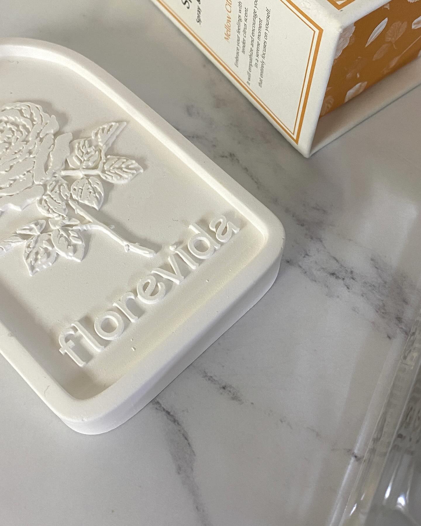 우리집 향기를 책임지고 있는 
florevida_official 

✅ 에버로즈에서 모티브를 얻은 비건브랜드 :) 
✅ 그래서 그런지 은은하게 지속되는 에버랜드 장미향 !
✅ 화이트 석고타블렛 인테리어소품으로도 굿 
✅ 봄에 딱맞는 레몬버블 ! 따스한 시트러스 향🍊

플로레비다 👉 florevida_official 
스마트스토어 👉 https://smartstore.naver.com/florevida/products/9946144185

#협찬 #플로레비다 #룸스프레이 #집들이선물 #섬유탈취제 #집들이선물 #집들이선물추천 #집들이선물 #선물추천 #데이트선물 #인테리어소품 #인테리어선물추천 #비건화장품  #비건코스메틱 #장미향 #20대여자선물 #30대여자선물