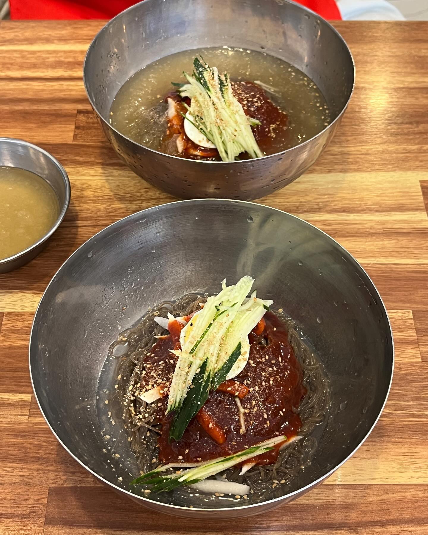 간판 너무 노포맛집 바이브라 지나칠 수가 없었던

📍#동아냉면 #숙대
🍽️ #물냉면 #비빔냉면 #만두

전체적으로 달달한 편 !!
물냉면도 맵습니다 ^^ 라는 문구에 사알짝 긴장하고 먹어봤는데, 맵찔이기준 생각보다 맵진 않았다
위나 속쓰린 매운 맛이 아닌 딱 입에서만❗️매운 맛이어서 오히려 좋았슴😋

맛은 다른 곳들과 크게 다르지 않았던 것 같다만, 평소 냉면 먹을 때 면 많이 남기는 내 기준 꽤 많이 술술 들어간 곳!

만두는 냉면 국물에 터트려먹으면 더 맛있게 먹을 수 있습니다,,