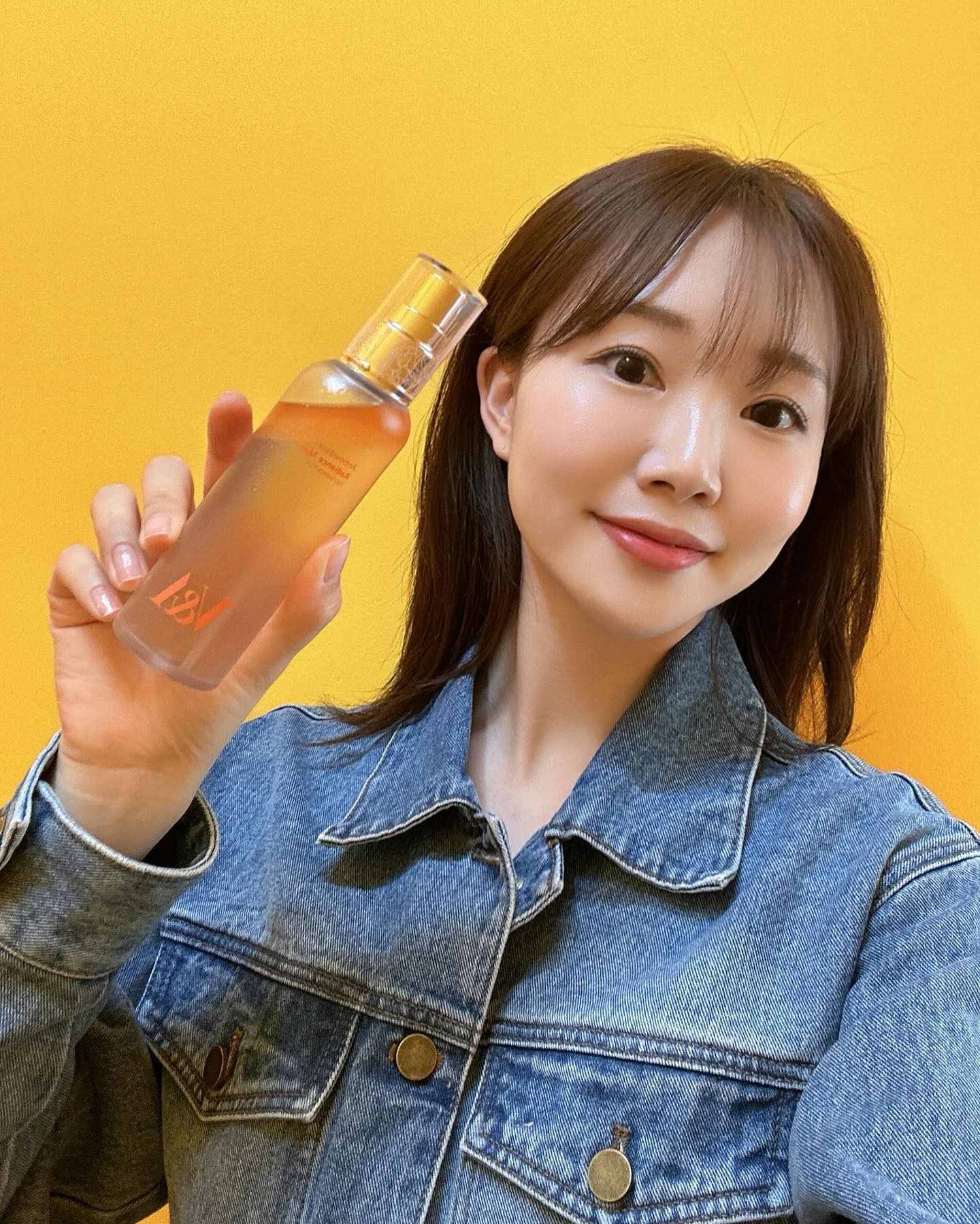 #광고 vabeauty.official

브이앤에이에서 뿌리는 항산화 미스트를 출시했어요! 평소에도 잘 사용하는 V&A 미백앰플 성분이 그대로 담기고 촉촉한 오일을 더해줘서 수분 꽉 채워주는 느낌이지요,,,✨ 오일 0.9 : 워터 9.1 비율이라 수분감, 보습감 유지하면서 안색케어하기 딱🩵

메이크업 픽서에서 착안해서 피부에 수분은 바로 밀-착! 시키고 유지해준다고 하니깐 메컵 후에도 수시로 뿌려주기 좋나요! 5월 한달동안 올영픽 기획세트로 올리브영 온/오프라인에서 1+1에다가 35% 할인까지 한데요🎁

#브이앤에이 #앰플미스트 #올리브영미스트 #미스트추천 #미백앰플미스트 #항산화미스트 #뿌리는항산화앰플 #듀얼항산화미스트 #브이앤에이미스트 #싱글즈 #인품사