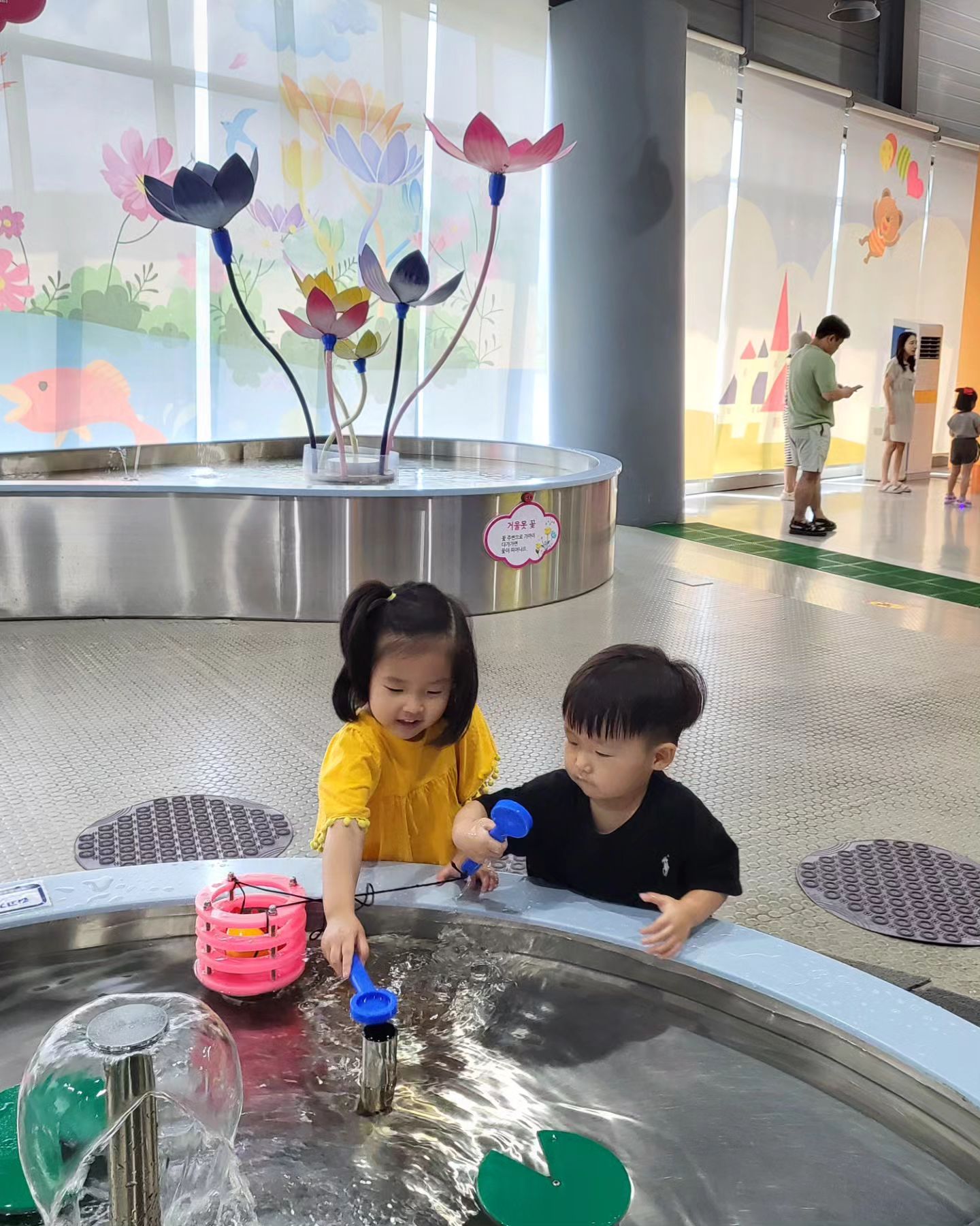 #일상 
15AUG24

국립광주과학관의 아이누리 시설 뽀개기🫶🏻
올해 초 아이누리 다녀오고, 오랜만에 들려본 이 곳의 추억내용을 생생하게 전해드려볼게요😆
아 물론 이곳 또한 #내돈내산

아이누리관은 별도의 티켓이 필요한 공간인데,
율준이네도 아이누리관에서 엄청 신나게 놀고 왔어요~

아이누리관은 딱 미취학아동들이 놀기에 적합했던 곳이었어요.
대형미끄럼틀에서 쪼르르 내려가는 2번째사진 좀 보시라우🤍
그리고 물을 이용한 과학내용도 가미가 되어 아이들이 다니기에
너무나도 휼룽했단 곳이었다는 사실!

우리 율준이는 같이 물로 과학을 경험하고
우리 율준이는 같이 블럭으로 상상력을 자극하고
우리 율준이는 같이 국립광주과학관에서 또 하나의 추억을 만들고✌🏻

+ 맨마지막사진은 첫찌가 블럭레고들로 침대를 만든거래요
진짜 너무 잘 만들지 않았나요?😘🤍

엄만 이런 너희 모습덕택에 사이언스맘어깨뿜뿜 올라간다잉🥰

🏷 국립광주과학관 아이누리
- 1인 1천원(23개월 미만 무료)
- 시간타임별로 입장하기 때문에 확인할 것
- 미취학아이들이 놀기에 좋은 곳

#국립광주과학관 #아이누리 #광주아이랑갈만한곳 #광주 #남매가족 #휴일스타그램 #사이언스맘 #사이언스맘클럽_7기