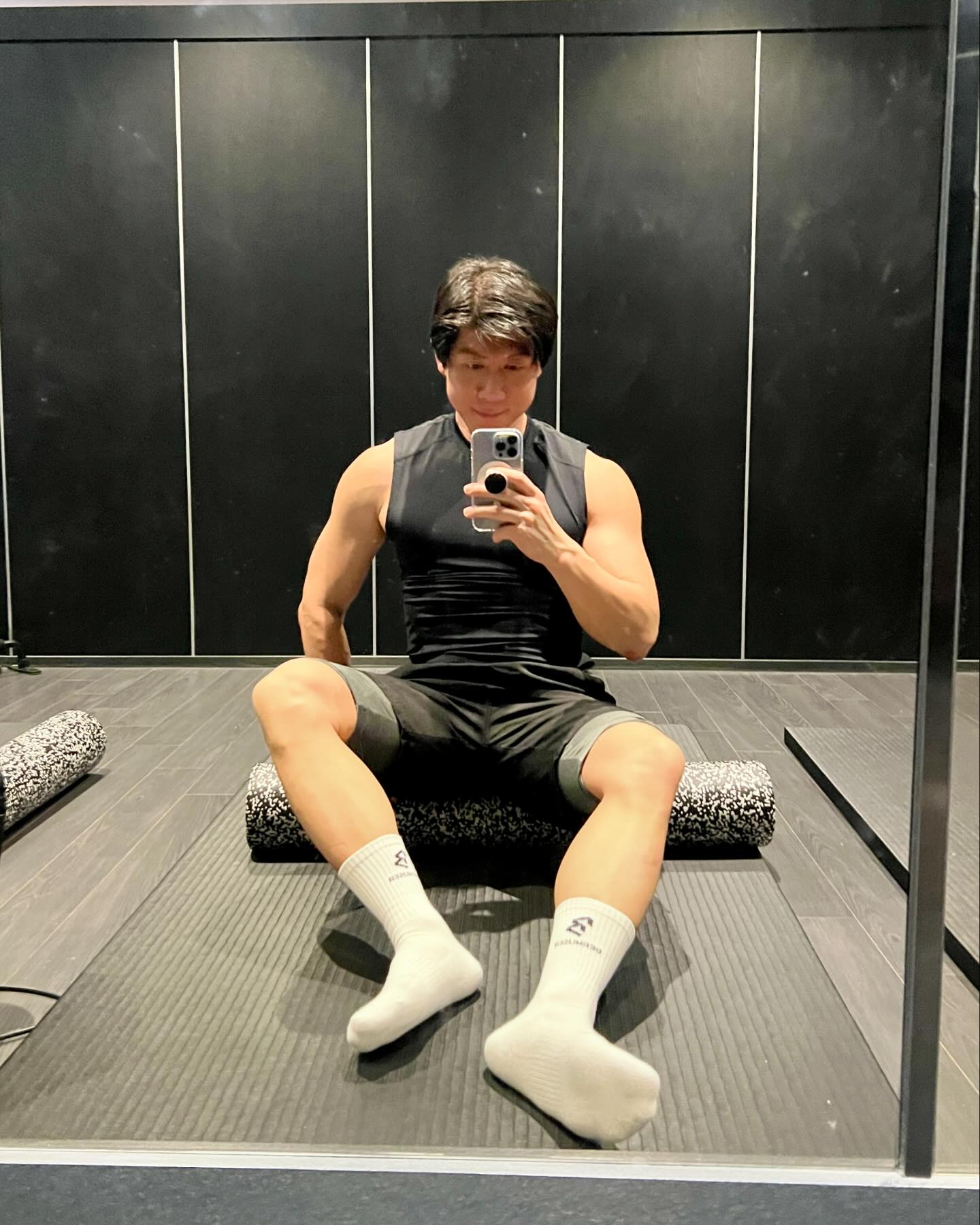 #협찬 bermuser_official

2024-05-02 바디캘린더 772번째 운동 일지

☑️ Back Day 
1️⃣ 5월 첫 운동은 등으로 시작
2️⃣ 원암으로 진행해서 힘 딸리면 반대편 손으로 서포트 해 줌
3️⃣ 광배 타겟으로 운동 함 
4️⃣ 복근 마무리

112분 26세트 14.4톤
보통 운동복 위주로 협찬을 받는경우가 많은데 이번에 진짜 탄탄하고 좋은 양말을 협찬 받게 되었습니다.

💪🏻 버뮤저 헬스양말 제품특징
① 국내공장에서 국내원단을 사용 자체제작해서 퀄리티와 품질이 높음.
② 부드럽고 탄탄한 소재 사용으로 편안하고 운동화 마찰 없이 착용 가능
③ 일상생활 및 헬스 축구등 액티브한 활동에도 편안하게 신을 수 있음
④ 버뮤저의 시그니처 심볼, 레터링 로고로 무난하고 심플한 디자인

특히나 바닥 지지부분은 약간 두껍고 발 위쪽은 그에 비해 얇게 처리되어있어 한 여름에도 땀이 많이 나지않고 편안하게 바닥부분만 쿠션감을 살리면서 신기 좋을 듯 합니다.

본 제품은 아래 링크에서 구매 가능합니다.
https://smartstore.naver.com/bermuser

풀오버: 스트레이트 암, 덤벨, 등
웜업 15kg 12회
웜업 15kg 12회
웜업 15kg 12회
웜업 15kg 12회

로우: 앉아서, 케이블 (롱풀)
웜업 40kg 10회
1세트 50kg 10회
2세트 60kg 8회
3세트 60kg 8회
4세트 60kg 8회

랫풀다운: 머신 와이드 (OLYMPIA)
웜업 40kg 12회
1세트 80kg 8회
2세트 100kg 5회
3세트 110kg 6회
4세트 120kg 5회
5세트 120kg 5회
6세트 120kg 5회

로우: 원암 로우 머신 (Hammer St.)
1세트 80kg 8회
2세트 120kg 8회
3세트 160kg 5회
4세트 180kg 5회
5세트 180kg 5회
6세트 180kg 4회
7세트 120kg 8회

로우 로우: 머신 low row (Hammer St.)
1세트 40kg 10회
2세트 80kg 8회
3세트 80kg 8회
4세트 80kg 8회
5세트 80kg 8회

레그 레이즈: 싯업 벤치
1세트 25회
2세트 25회
3세트 36회
4세트 40회

#운동양말 #헬스양말 #남성양말 #남자양말 #양말세트