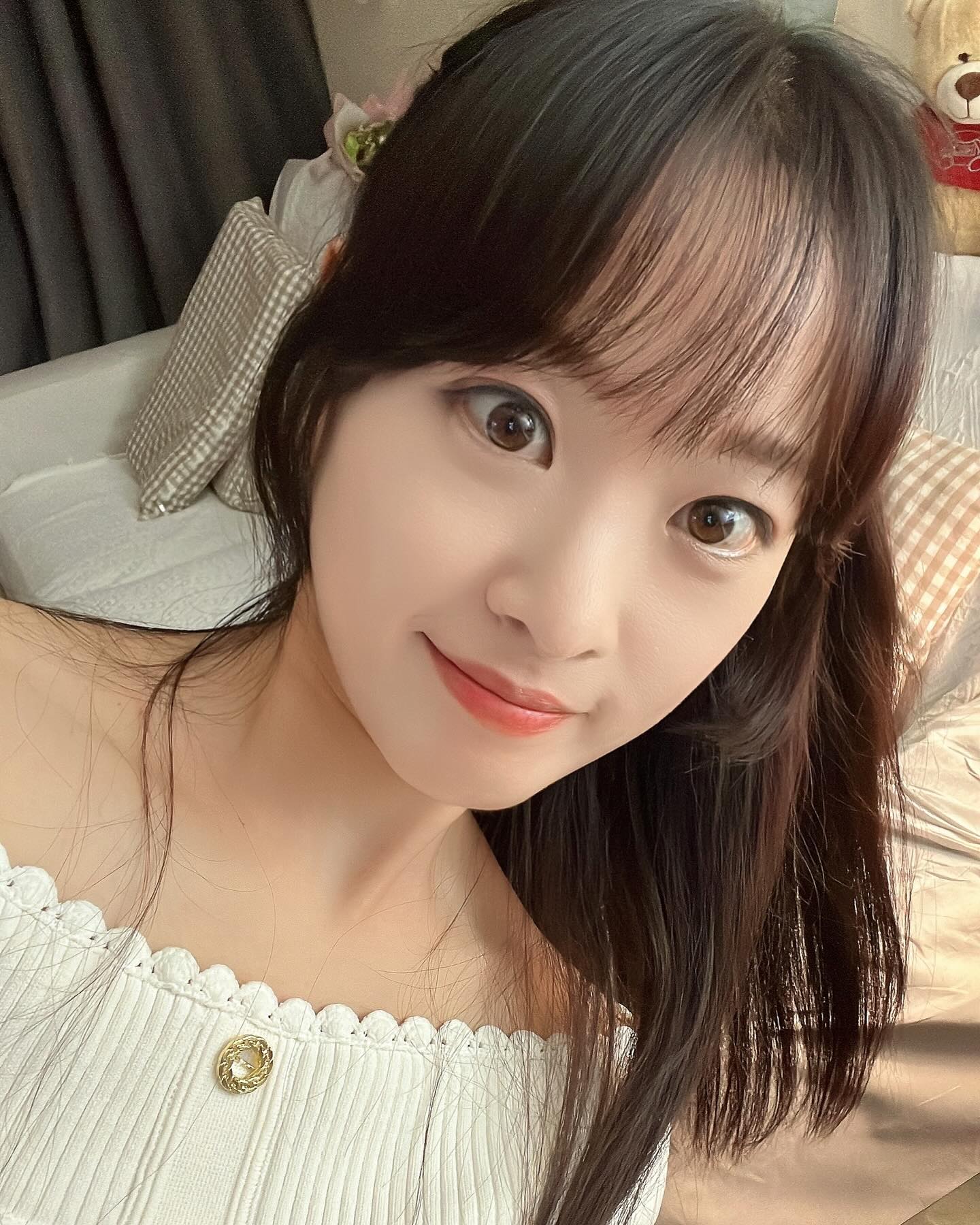 전에 없던 색감의 꽃잎이 하나 둘 피어나는 느낌의 시간들. 나를 바라보며 사랑과 따스함을 주는 고마운 사람들 덕분에 나도 더 더 좋은 사람이 되고 싶어졌다. 🎶