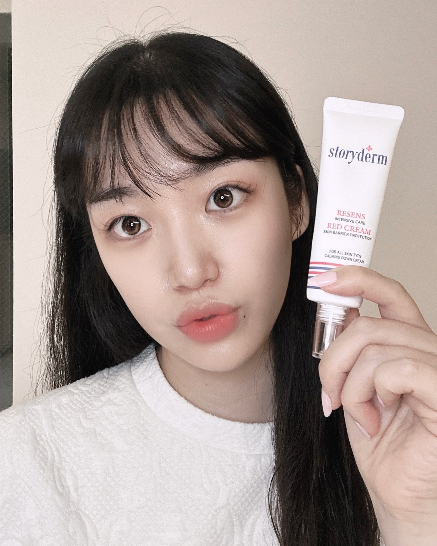 #광고
스토리덤 ➰ 리센스레드크림 50ml

또르르 흐르기에 크림 맞아?? 
우유 바르는 느낌에 어??? 했지만 
너무 촉촉하고 흡수력이 좋은 크림이에요🧏🏻‍♀️❤️

제가 아는 크림은 꾸덕한 크림인데, 
전혀 다른 제형의 크림은 오랜만이라 살짝 놀랐습니다 ㅎㅎ

바르면서 향도 좋고 피부에 촥 스며들고
건성인 제 피부가 이렇게 좋아할줄은 몰랐어요! 

리센스레드크림에는 ✅흑생강추출물이 함유되어있다고 해요
흑생강에는 사포닌, 아르기닌과 같은 유용한 성분을 풍부하게
함유하고 있어 피부에 다양한 효능이 있어요💁🏻‍♀️

✔️광노화억제 
✔️주름생성억제
✔️콜라겐 저하억제
✔️항염증 

그리고
레몬보다 비타민C가 20배 ,
석류보다 에스트로겐이 8배 ,
토마토보다 비타민A가 20배가 높은 
✅장미추출물도 함유되어 있어요🌹

✔️항산화
✔️피부보호
✔️보습
✔️진정 

또, 자외선, 극한 기온, 탈수와 외부 요인으로부터 피부 보호하고
건성피부와 피부염, 화상, 염증에 효과있는 ✅시어버터까지‼️

정말 좋은제품은 피부가 먼저 아는것같아요🤭ㅋㅋㅋ
붉은기있는분들에게 특히 좋은제품이니 
꼭👍🏻 사용해보시길 바랍니당👏🏻👏🏻💯💯💯

.
.
.
#아망초 #또나 #스토리덤 #storyderm #리센스레드크림 #RESENSREDCREAM #얼굴홍조 #비타민K크림 #얼굴붉은기