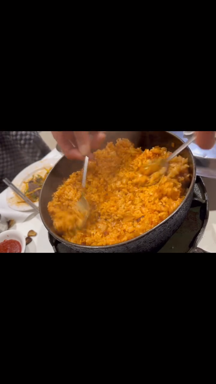 #대도식당 삼성점 첫 방문~ ㅎ왕십리본점만 가 봤는데 역시 대도식당은 모든 지점 다 맛있네요~^^ 늦게 도착해서 등심 흡입, 복분자도 꿀꺽! 
깍두기볶음밥 공기에 고춧가루가 하트모양 넘 귀여브! ㅎ

#대도식당삼성점 #삼성동맛집 #서울맛집 #강남맛집 #한우생등심 #깍두기볶음밥 #맛스타그램 #인스타푸드 #인스타푸드그램 #선팔환영 #좋아요