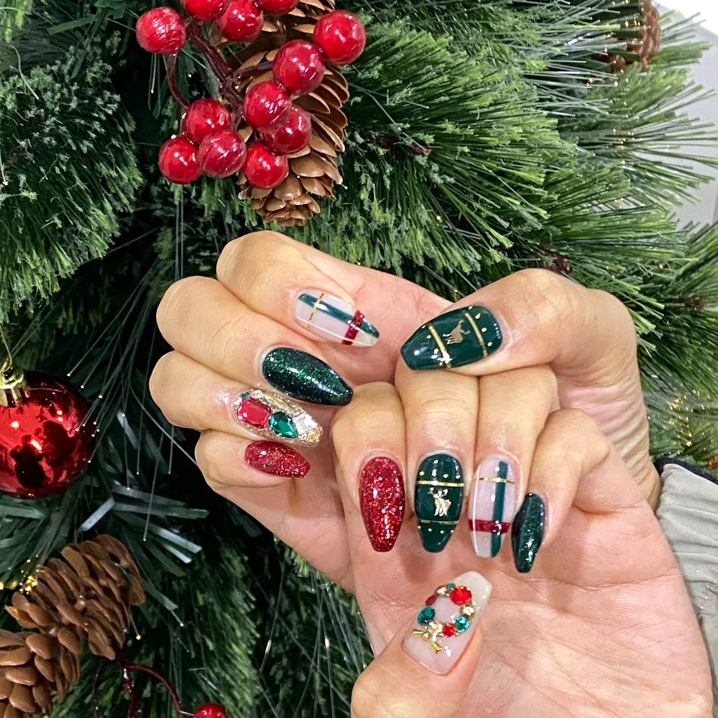 미리쿠리스마스~🎄 올해는 모하구 보내지이🤔
기대도 감흥두 없었는데.. 네일하고 설레는 중💕

#크리스마스네일 내손에순록이따🦌
#쏘나네일 샵에 트리를 찍어왔어야했능데..🤦🏻‍♀️ 지인짜 예쁜데!!!!🎄✨ 
#수유네일 ssosh0p_nail
