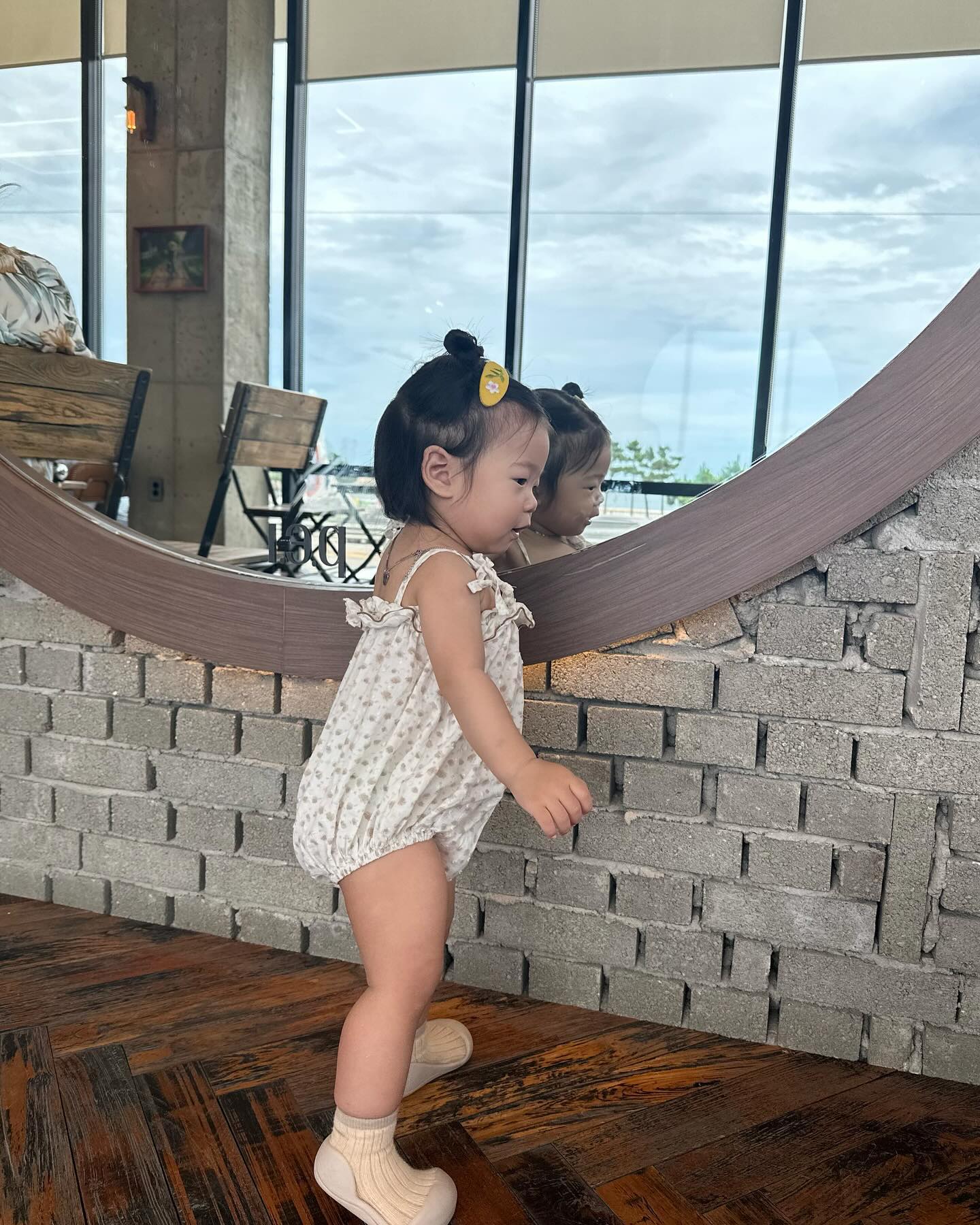 #14개월아기일상 #지난기록

작년에는 신생아라 여름은 집에만 있고 
밖에서 함께하는 첫 여름이 너무 좋아
쉬는 주말마다 열심히 돌아다닌 탓인지

서현이가 너무 자주 아픈 것 같아서 
내가 대신 아프고 싶고 
다 내 탓 같아서 속상한 밤..