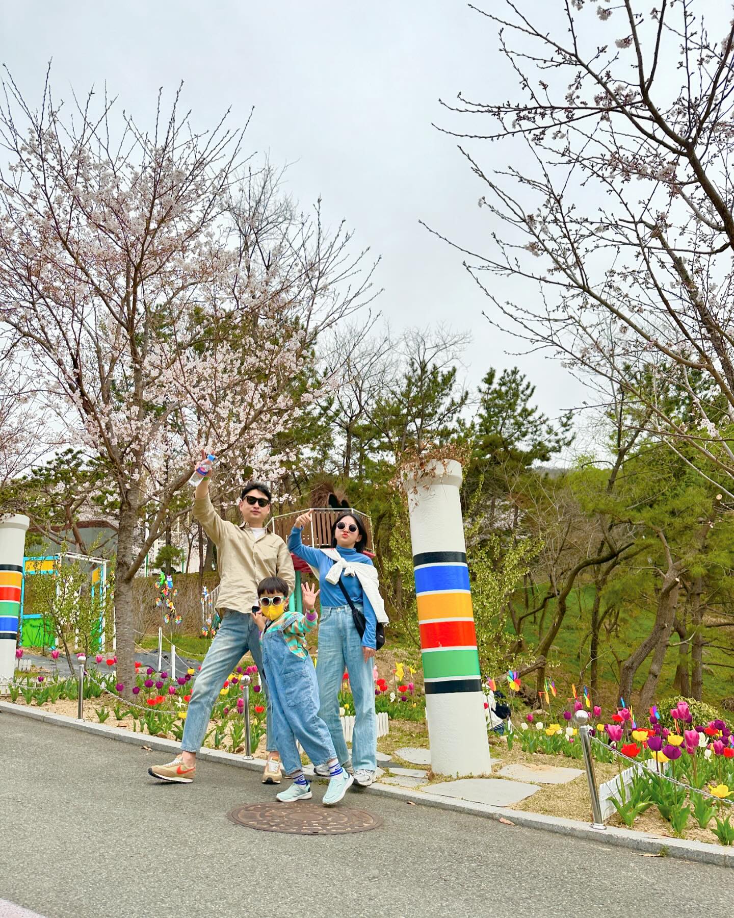 주말에 일하는 엄마빠라 
오늘 하루 꽉꽉 채워서
놀이공원 데이트 🎡
.
.
하람이 미니청룡열차 오조오억번 타는중 🎢
엄마는 인자 멀미가 나
몇시간 째여.... 🫨
.
.
#벚꽃명소 #가야랜드 #학교땡땡이