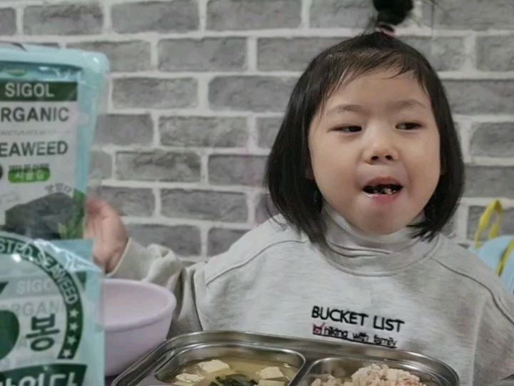 #협찬 

아이들 밥반찬에 김빠지면 아쉬워요~
뚜또자매가 먹는 경천식품 시골김은 
40년동안 운영해오고있는 브랜드예요! 
한국뿐만아니라 미국, 중국, 유럽까지 
다양한 국가에서도 찾아볼 수 있답니다. 

김에 사용되는 원초뿐만아니라 참기름,들기름,
냉동공장, 김가공하는 공장까지 직접 운영하여
철저한 품질관리를 거쳐 나와 안심하고 
먹을 수 있어요 특히나 김의 풍미가 
엄청나요~ 깨분이나 향료를 넣지않고 
통깨를 직접짜서 만든 참기름으로 사용합니다.

짜지않고 바삭하면서 고소한 시골김!
1일 1봉지해야합니다 ㅎㅎ

sigolkim_official 

#시골김 #도시락김 #조미김 #김 #김추천
#육아 #밥반찬 #아이밥상