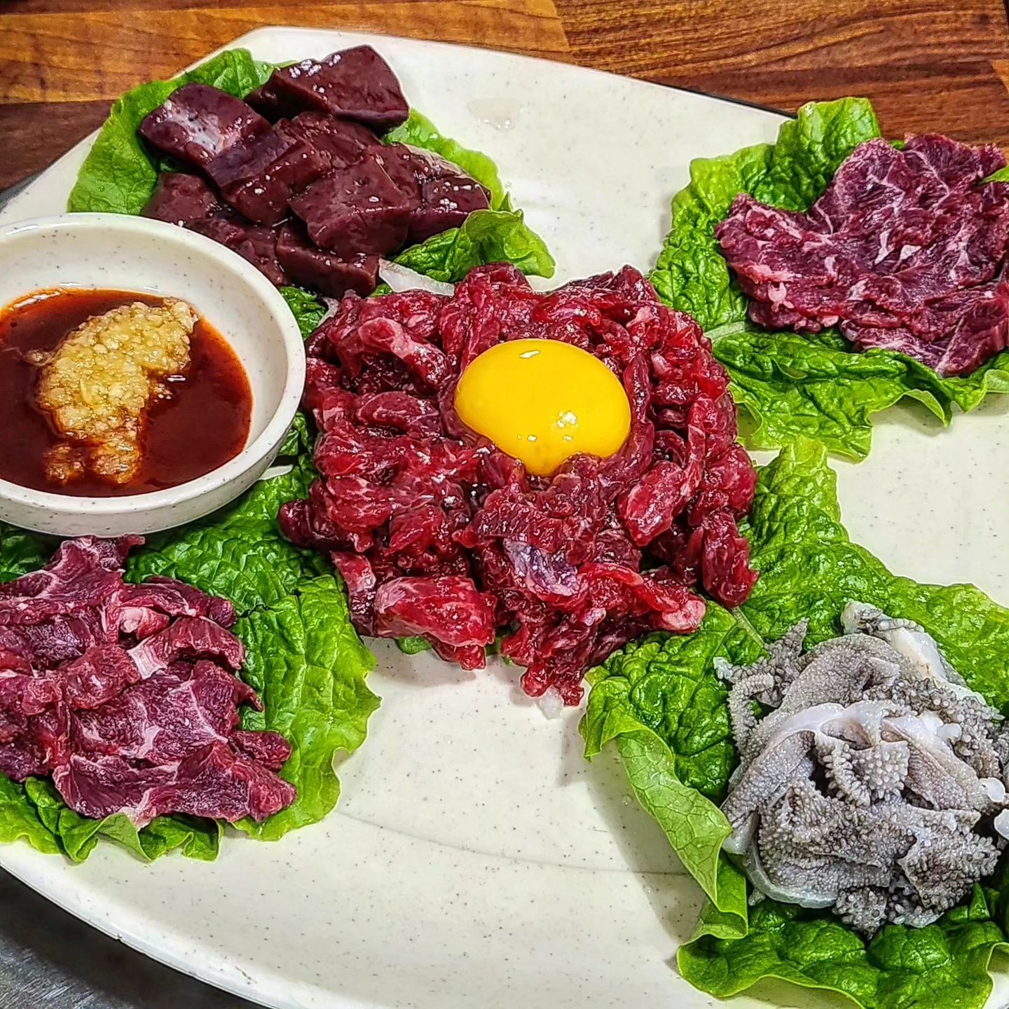 #태연종합정육식당

종합경기장 근처에 위치한 미친 가성비의 황소한마리를 먹을 수 있는 고깃집!

육회+육사시미+간+천엽+구이모듬+샤브샤브를 단돈 10만원에!

신선한 육사시미 위에 잘 비빈 육회를 올려 싸먹으면
여기가 천국, 인생 잘 살았다 생각이 든다
간과 천엽은 정말 신선할때만 내주시기 때문에
구성 변경이 될 수도 있다!

등심, 살치살, 채끝, 새우살로 구성된 구이모듬을
숯불에 한점씩 올려 굽기 스킬 발동해서 구워주기
좋은 고기를 쌈 싸먹을 순 없지! 소금만 콕 찍어서
먹어주니 입 안에서 소가 돌아다니는 기분🐮

술이 술술 들어가는데 여기서 끝이 아니지
샤브샤브까지 나와서 야채 잔뜩 고기 잔뜩 넣고
국물에 술 한잔 야채에 술 한잔 기울이다 보면 만취각

아저씨들이 많은 가게는 맛집인거 아시죠? 아저씨손님 꽉참!

✔️ 제주 제주시 서사로 187
✔️ 08:00-24:00
✔️ 매주 월요일 휴무

🍴 황소한마리 소 1kg 100,000원
🍴 황소한마리 대 1.3kg 130,000원
.
.
.
.
#먹스타그램 #맛스타그램 #mukstagram #foodstagram #제주맛집 #제주맛집투어 #제주도맛집 #제주맛집추천 #제주연동맛집 #제주돼지고기맛집 #제주고깃집 #제주시회식장소 #맞팔 #먹팔 #먹스타 #먹팔하면맞팔