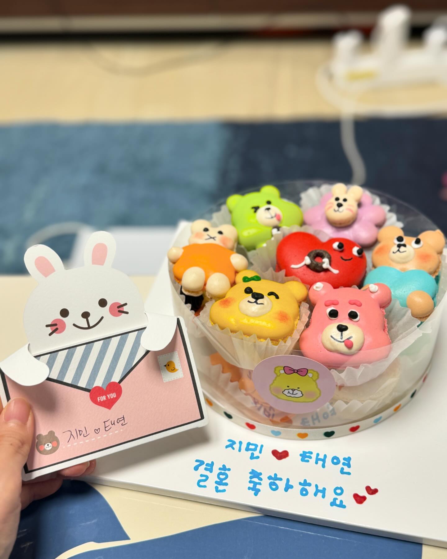 오랜만에 보아도 넘 좋은 언니 오빠들 ❤️
언니오빠들 본받아 예쁘게 잘 살고
예쁜 아이들도 오도록 노력해볼게요? 헷 😊
만나준것 만으로도 감사한데 이렇게 편지랑
마카롱 케이크 준비해주셔서 감사해용
맛난것도 사주시구 !!! 🤝🏻 우리 결혼식때 봬용!
신행 다녀와서 함 다시 모입시데이 🫶🏻🫶🏻🫶🏻 사랑합니당

y_nana829 technician_100 
ssuns1106 💫☀️🫶🏻🍺🙌🏻💜