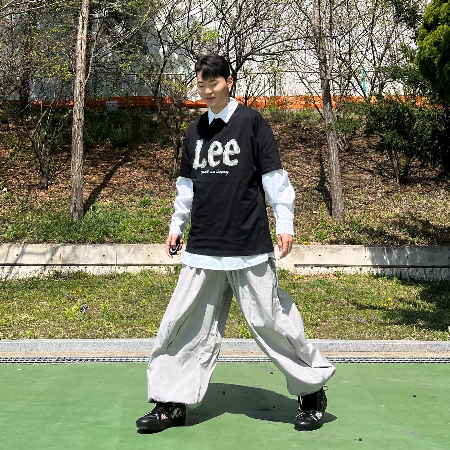 #협찬 #Lee

Lee렇게 Lee쁠수가👍

셔츠 레이어드 + 벌룬팬츠 조합으로 코디해봤습니다👋

✔️ 브러쉬 터치 로고 티셔츠 블랙

👕- leejeanskr 
👔- whoaukorea 
👖- luoneer 
👟- vans_korea 

#로고반팔 #아메카지룩 #아메카지코디 #아메카지패션 #패션계정 #패션인스타 #벌룬팬츠 #스트릿룩 #koreanfashion #fff #fashionstyle #fashiongram #leejeans #leejeanskr