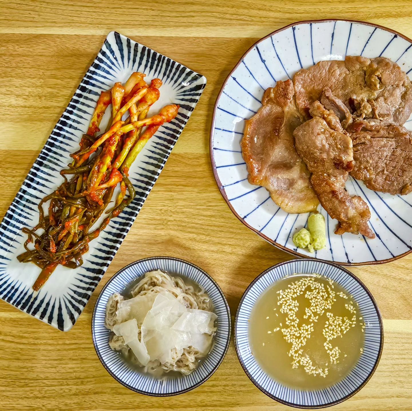 #협찬 unlimga

전라도 김치 한 번 먹으면 다른 김치 못 먹을 정도로 맛이 강렬한데, 그중에서도 파김치는 파가 주는 알싸함에 젓갈까지 더해져서 최고 :D

면 요리랑 먹으면 제일 맛있는데 김치, 라면, 국수 어떤 면 요리랑도 잘 어울려요.

파가 신선해서 생김치로 바로 먹어도 좋고, 상온에서 하루 정도 두고 잘 익혀 더 맛있게 먹어도 좋은 게 파김치라서 이 맛 아직 안 본 사람들이면 추천이요.

50년 이상의 전통을 지닌 김치 명가 운림가는 한국 구제 요리 경연 대회 국회의장 상과 국무총리 상, 김치 대축제 종합 대상 대통령 상을 받은 곳!

김치를 만들 때 100% 국내산 특품 농산물만을 사용하며, 100% 수작업으로 엄마의 손맛으로 김치를 만들어 김치만 있어도 밥 한 공기 뚝딱일 정도로 밥도둑 반찬이에요.

맛의 고장인 광주에 위치해 있으며, 식품의약품안전처에서 HACCP 인증을 받은 공장에서 방부제와 MSG 그리고 색소를 사용하지 않으며 만들어 온 가족이 안심하고 맛있게 먹고 즐길 수 있어 추천해요.

온라인 오프라인 모두 구매 가능하니 광주 혹은 광주를 방문할 일이 있다면 찾아와도 좋고, 그게 아니라면 하단의 링크를 통해서 편하게 주문하세요.

* 운림가 김치 확인하기
https://unlimga.com/

.
.
.
.
.
.
#운림가 #전라도김치 #전통김치 #파김치 #광주김치 #김치맛집 #당일생산 #김치 #온가족김치 #김치추천 #국내산 #국산 #국산김치 #국내산김치 #맛있는김치추천 #전라도김치추천 #생김치 #밥도둑 #엄마손맛 #제품제공 #운림가김치체험단 #맛스타그램 #food #foodie #먹스타 #먹스타그램 #집밥