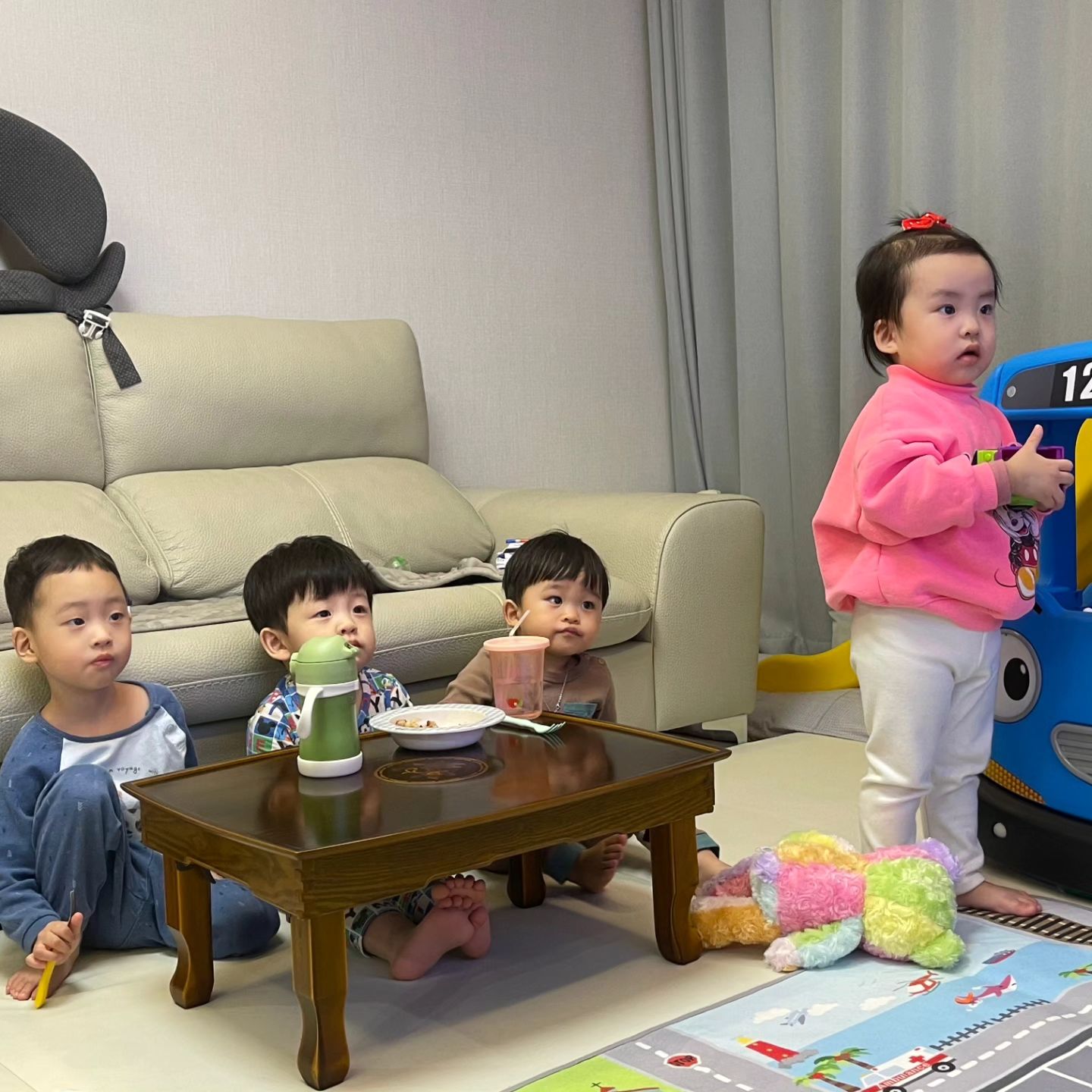 .
1/27~28 주말 요약 📝
행복반 친구들 급 가족모임 
.
.
태율이네 놀러가서 타요 미끄럼틀과 사랑에빠진 쮸리 ❤️
친구들이랑 노는동안
엄마빠들은 해산물,중식에 짠~ 하고 🍻

다음날엔 쮸리가 좋아하는 어푸어푸하러 워터파티룸 😀
같이 물놀이하고 장난감으로 또 놀고 
잠을 이겨내면서까지 친구들하고 놀다가 차에서 기절 😴

엄마아빤 피곤하지만
쮸리,찌안이가 재밌고 행복했으면 그걸로 만족해 🫶🏻

다음에 친구들과 또 놀러가기로 약속하고
주말 마무리 🫠

#육아스타그램 #육아일상 #주말공동육아
#아로하워터파티룸다산신도시점