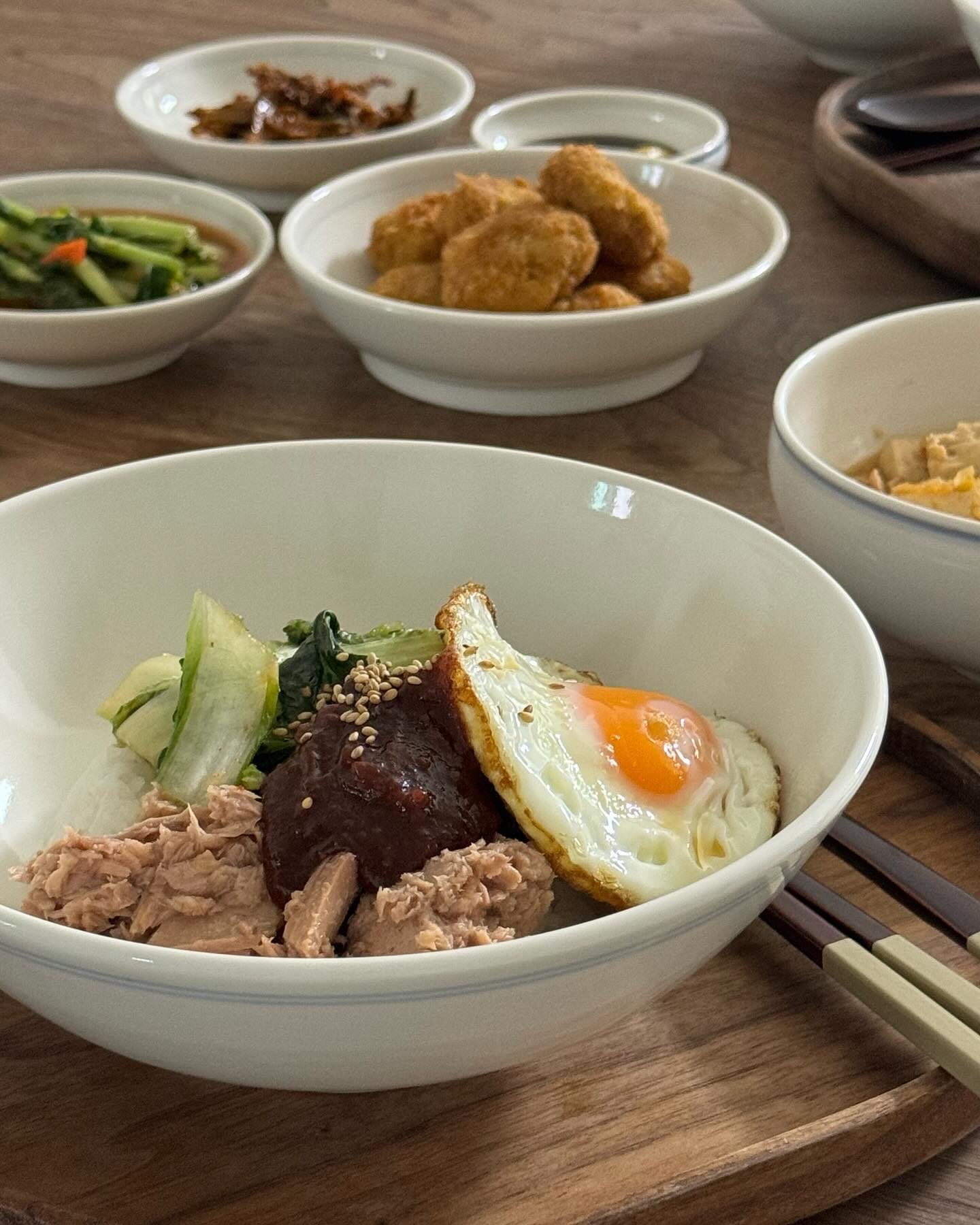 가정식의 열무비빔밥과 청국장 🥬
셰프애찬에서 열무자박이를 보내주셔서 비빔밥을 해봤어요.
자박자박 국물이 칼칼하고 시원한 열무자박이를 듬뿍 얹고 
참치와 고추장 챔기름휙휙 뿌려주면 ? 
맞아요 ! 
알아서 더 맛있는 바로 그맛이에요 🥹
비빔밥과 단짝인 청국장도 끓여 같이 비벼먹으면 더 맛이좋답니다.
김장김치가 지겨워질무렵 만난 이 열무 자박이 덕분에 식탁이 풍요롭네요🫶

✔️1kg단위 원터치캔이라 오픈및 보관이 간편해서 나중에 캠핑때 꼭 사갈거에요 👍
✔️김치맛집 셰프애찬만의 비법양념 열무를 먹어보니 김치맛집 인정 안할 수가 없네요 
✔️맛보면 참 아삭아삭한데 그이유가 열무를 딱 6시간만 저염으로 절였대요

다먹으면 재구매 하고싶어지는 맛의 셰프애찬 열무자박이 추천합니다❤️

#셰프애찬 #제품제공 #열무김치 #김치 #셰프애찬열무김치 #집밥 #비빔밥맛집 #열무비빔밥 #청국장 #청송백자 #그릇추천 #요리소통