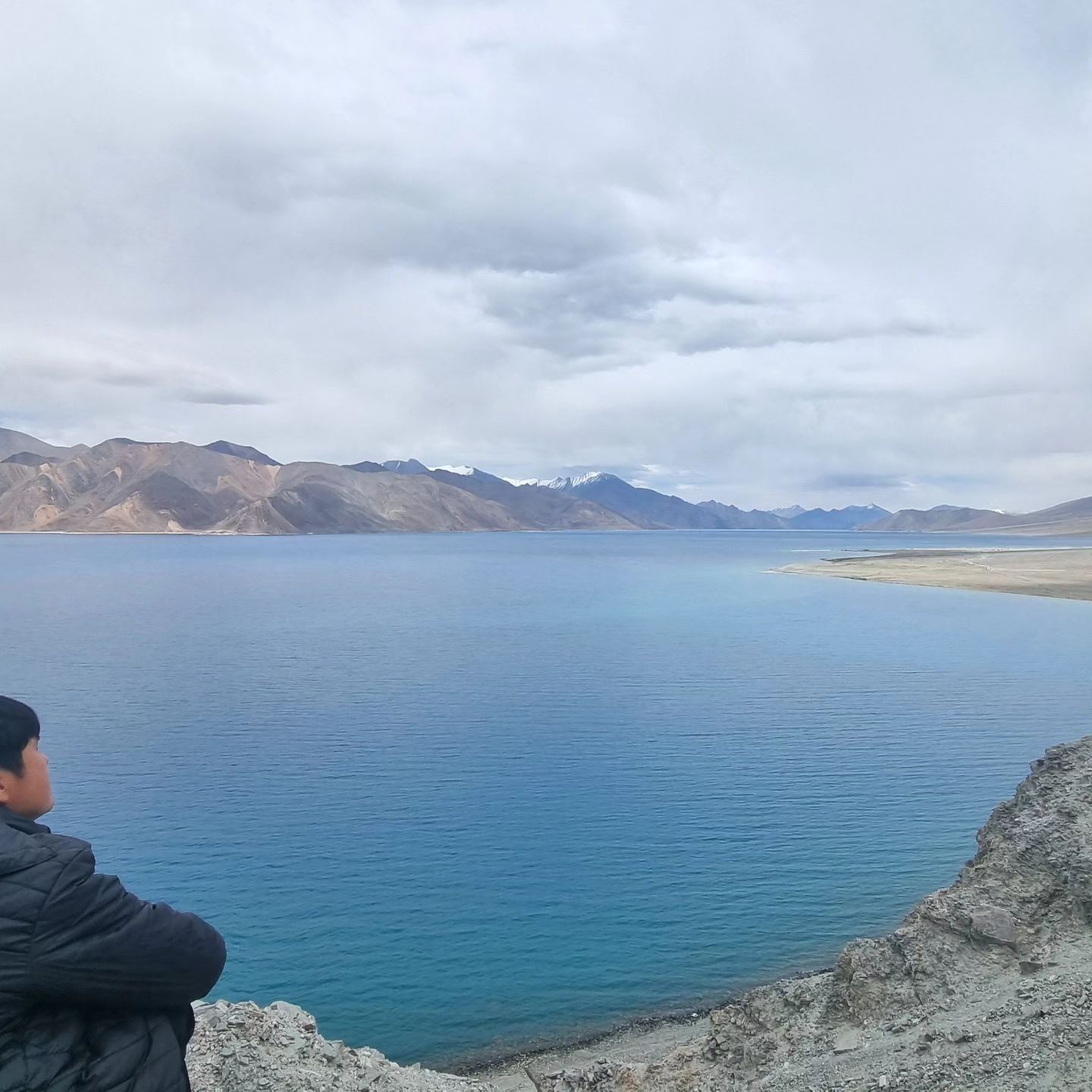 .
#판공초 
#india #인도 
#leh #세얼간이 촬영지
.
와이파이, 3g, 2g 
기대하지마세요.
스마트폰을 넣어두게 되는
아무것도 안되는 곳
.
술을 살 수 있는
슈퍼마저도 없는
#pangonglake 
.
#trip 
#travel 
.
#태어난김에세계일주 
여기가겠지?
.
마지막사진
저길을 버텨내야함
