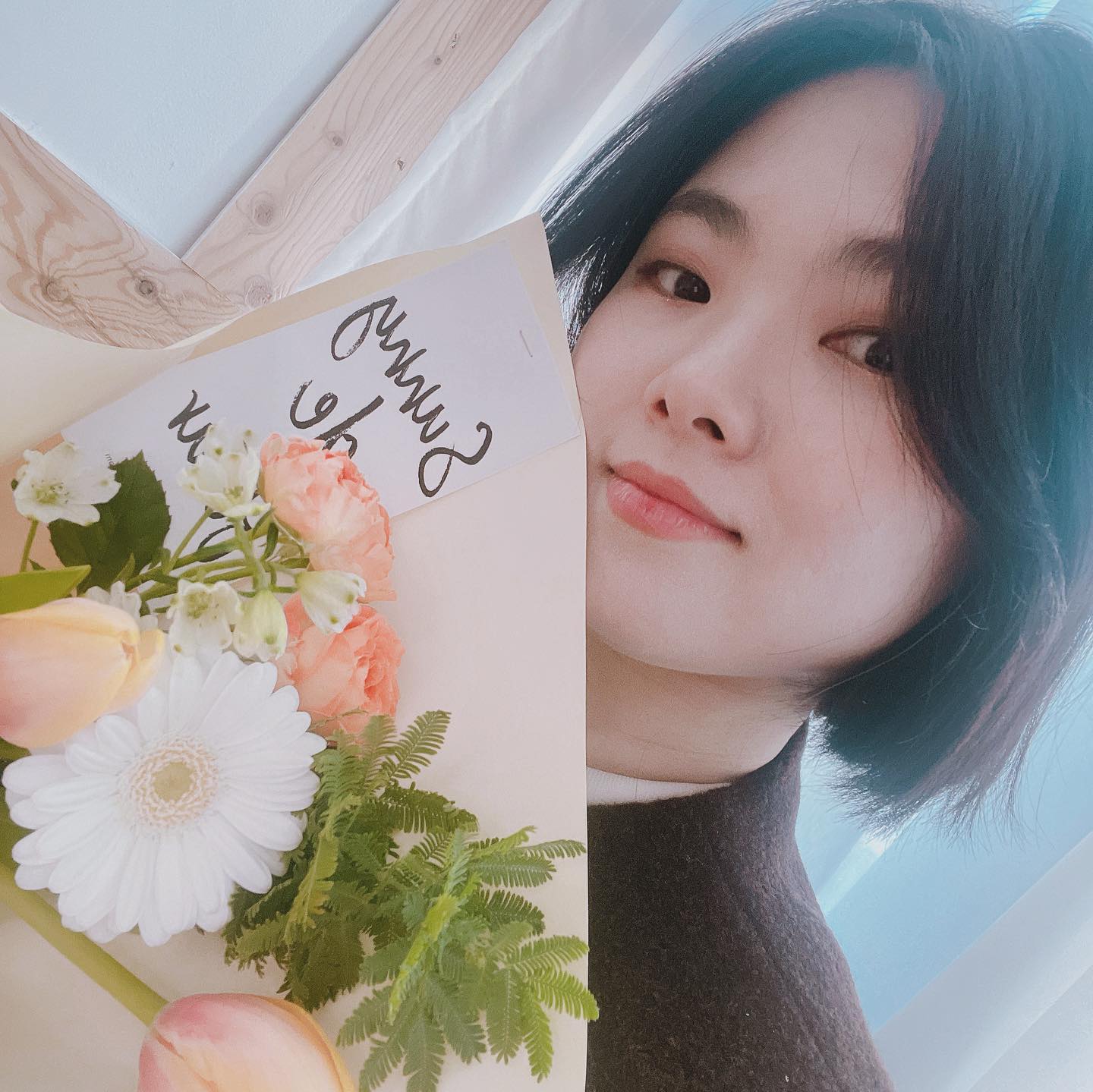 #꽃다발을대하는자세 이정도 인증샷은 올려줘야되는거아니냐구❤️👀❤️
마음이 몽글몽글하다는 표현이 오늘 딱 어울린다🎄
항상 감사하고 고맙습니다👏🏻

여러분들은 실용적인 선물 > 꽃다발 or 꽃다발 < 실용적 선물?