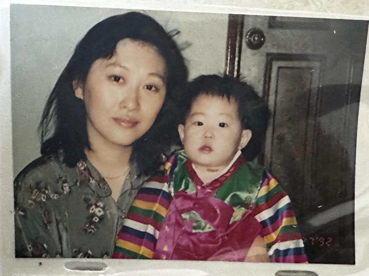 집에 남은 짐 가지러 왔다가 사진첩 구경중 ㅎㅎㅎ
엄마랑 나랑 거의 같은 나이~
엄마가 나보다 더 이뻤군… 인정