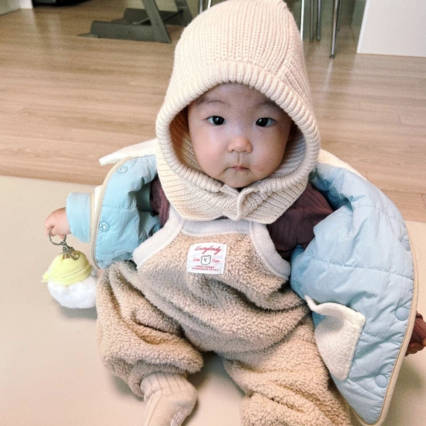 매일 반복되는 하루,
점점 내가 뭘 좋아하는지
뭘 원하는지 흐릿해져가지만

시간이 조금만 더 지나도
너의 작은 뒷모습
보드라운 살결
엄마를 부르기 시작한 목소리
매일 잠옷바람으로
하루의 시작과 끝이 온통 너이던 이 시간들이
무지 그리울 것 같아서
엄마는 늘 지금에 감사하려고 해.
천천히 커줘 우리 강아지 🧸

#F엄마