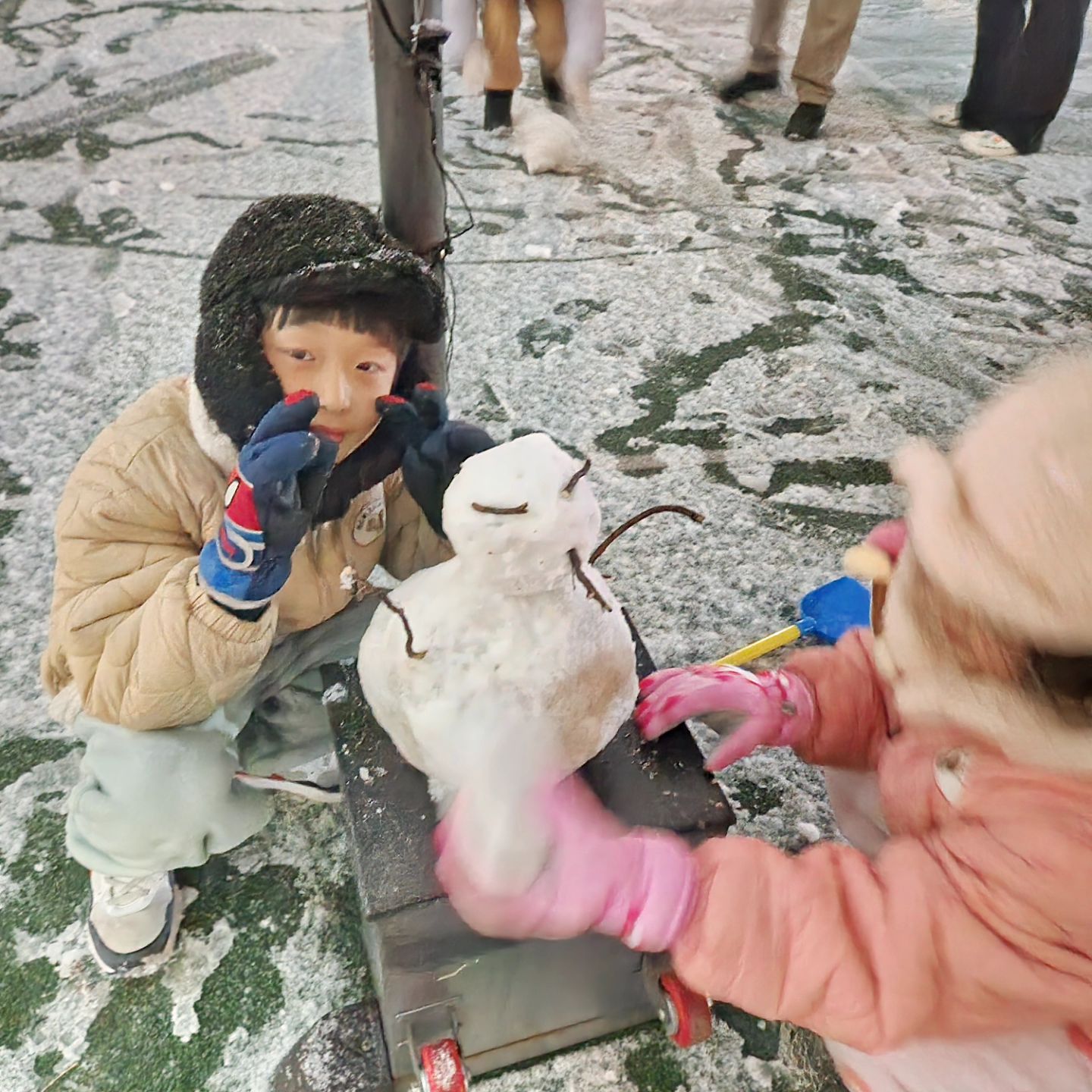 ☃️☃️눈이 온다~~ ㅎㅎ

눈은 뉴스로만 보는 대구사람 ㅎㅎ
눈구경은 딴동네가야 볼수있다고 생각했는데
이밤에 함박눈이~❄️☃️❄️

10시넘었는데 애들 다 데리고 밖에 나갔더니
동네아이들 다 나와있다 ㅎㅎ
동네 유치원친구들 만나서 재밌다고 또 놀고
눈사람도 만들고^^

1시간 넘게 놀았더니 너무 피곤한데
올만에 눈와서 기분좋음~♡
.
.
.
#20240109
#사실상대구첫눈
#함박눈