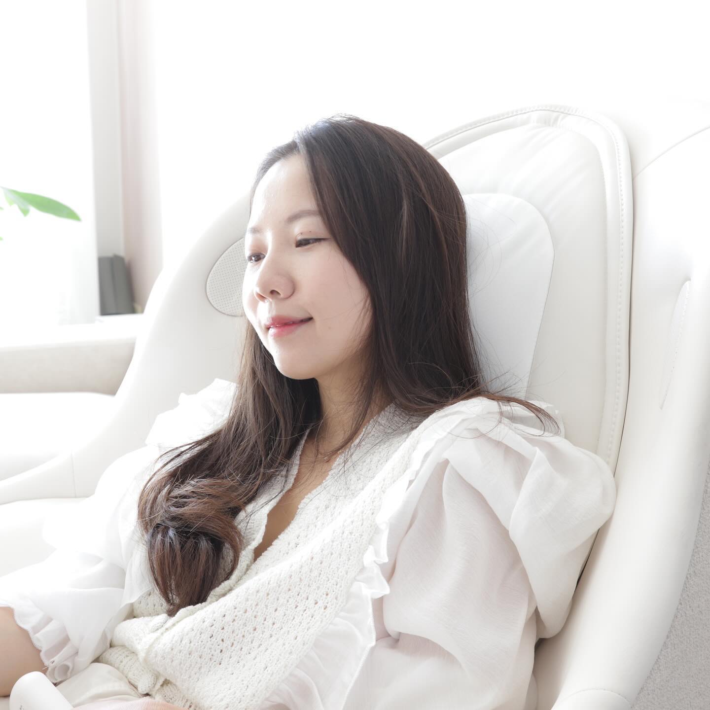 #제품무상제공 by #LG전자

안마의자 하나 들였을 뿐인데
쇼파 대신 리클라이너 기능으로
훨씬 더 많이 앉아 있는거 실화냐구 …👵🏻

LG 힐링미 오브제컬렉션 아르테와
함께 한지 한달이란 시간도 훌쩍 지났는데

발 받침대는 요즘 나의 미니테이블로 제품 사진 촬영에도
쏠쏠하게 사용을 많이 하고 있고
의자 자체는 리클라이너 기능이 있어 
뒤로 편하게 누워서 티비보기 제격이지

그리고 블루투스 기능과
3단계 온열시트 기능
사용 편리한 리모컨까지 더해지니

삶이 더 윤택하고 편해진 건 사실이야 
너무 좋아서 부모님 댁에도 한대 들여드릴까 고민중인데
구매가 아니더라도 렌탈도 가능해서 괜찮겠더라구 
일반 렌탈과 달리 가죽교체도 가능하고
틈새 클리닝 등 제품 케어까지 제공한다니 
부모님 댁에는 렌탈로 선물 드려도 좋겠어🖤

LG 힐링미 오브제컬렉션 아르테 안마의자는 
재생플라스틱을 사용했고
유해물질 기준 통과 및 무선 리모컨과 저전력 블루투스 기능으로 
2023 대한민국 올해의 녹색상품’에 선정되며 
환경성 갖춘 녹생상품이라는 점 역시 정말 마음에 쏙 들었어

일 잘하는 LG👍🏻
역시 가전은 LG👍🏻

디자인도 놓치지 않는데 기능까지 더 해지니
1가정 1힐링미아르테 해주고 싶다 진짜

#안마의자 #안마의자추천 #안마의자렌탈
#LG안마의자 #엘지안마의자 
#마사지의자 #엘지아르테 #LG힐링미 
#힐링미안마의자 #오브제안마의자 
#오브제컬렉션안마의자 #가구형안마의자 
#라운지체어 #인테리어안마의자 
#인테리어필수템 #필수가전템