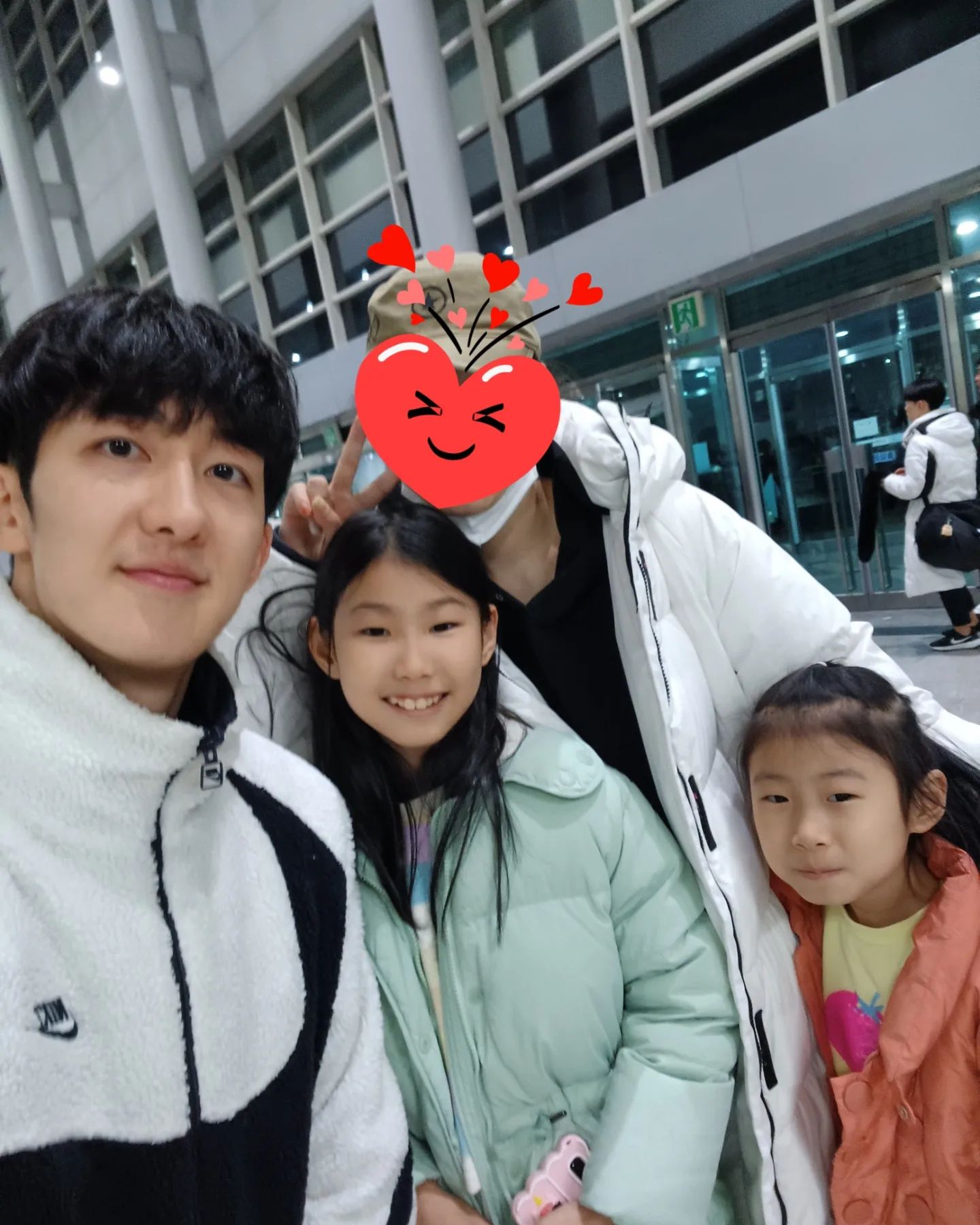 #고양빙상장 #박장혁선수 #홍경환선수 #임용진선수 #쇼트트랙선수 #국무총리배쇼트트랙 #쇼트트랙선수 

최민정언니를 만나겠다며 설레여했던 우리 아이들
최민정선수의 기권에 닭똥같은 눈물 흘렸는데
그래도 친절하게 아이들과 사진찍어주신 멋진 선수들
박장혁선수 홍경환선수 임용진선수에게 감사
막둥인 아빠랑 차에서 기다리구 기어코 싸인도 각자 받아야겠다는 우리 아이들
선수들에게 죄송한 맘과 함께 혹시 하나씩 해주실수 있을까요 했을때 네 그럼요 하시면서 친절히 싸인해주신 선수님들 감사합니다