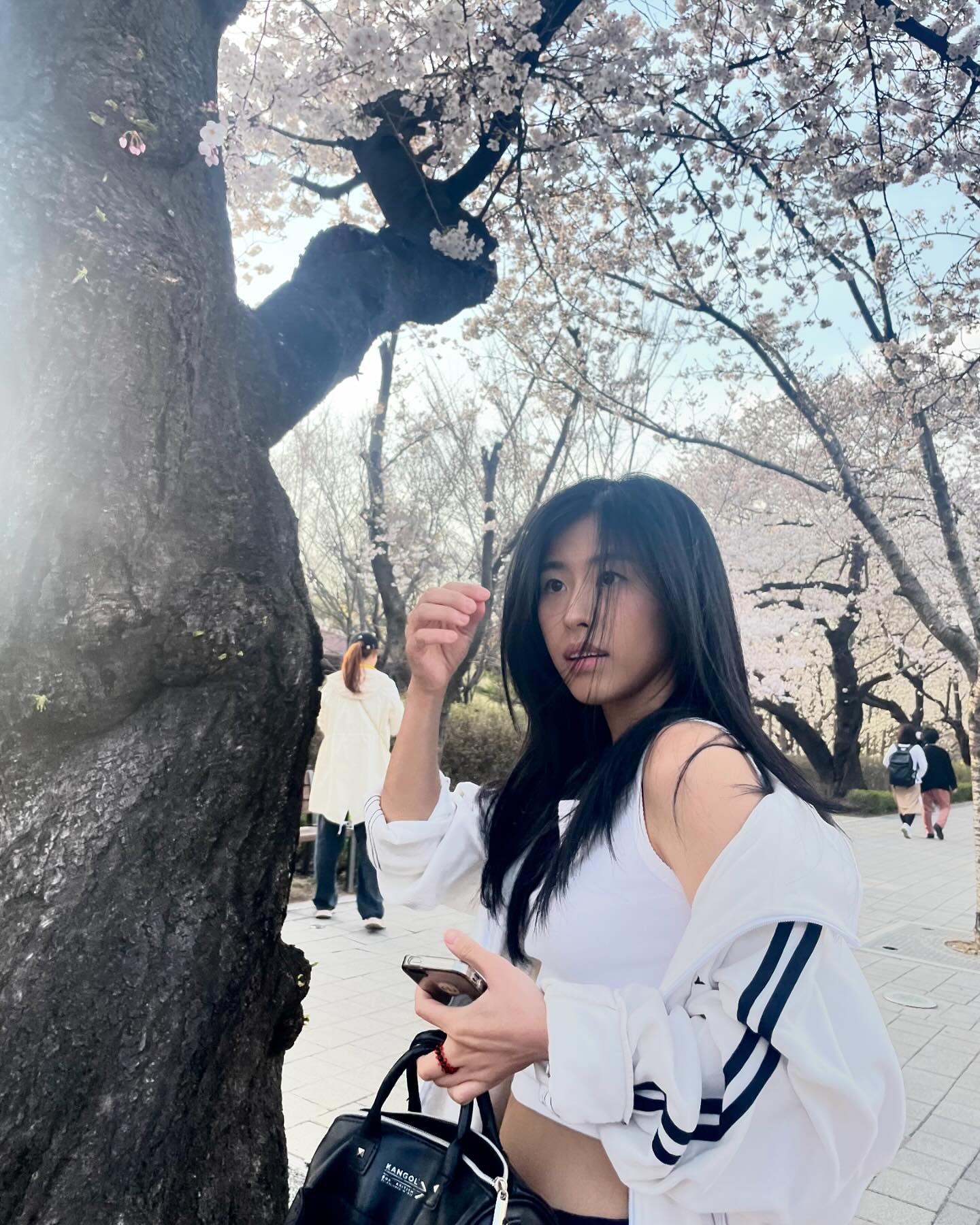 🌸- - 봄날엔 “사람의 눈빛이 제철”
