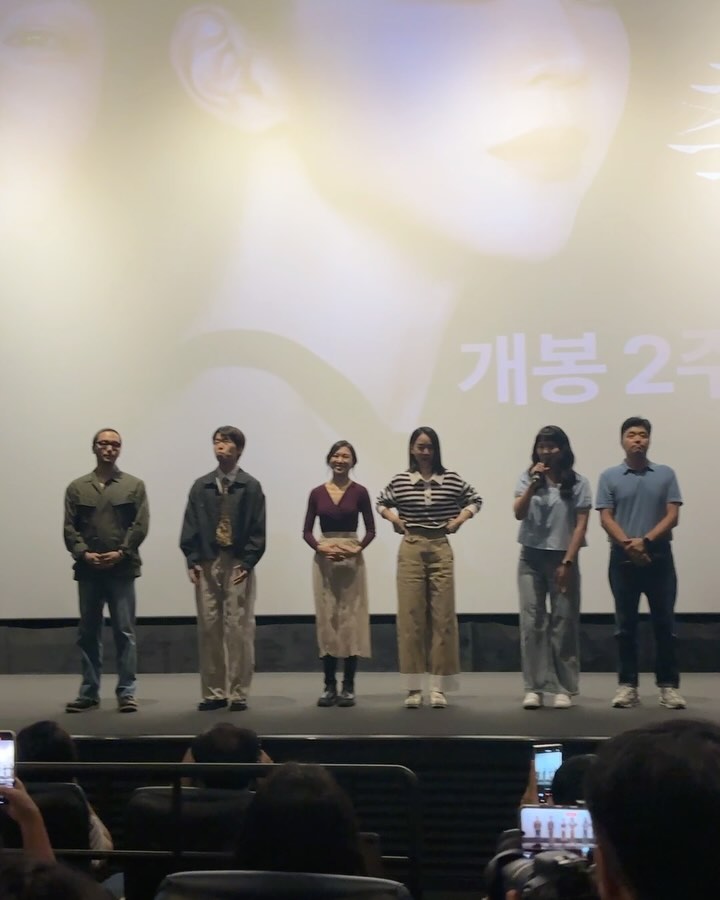#gift #콘텐츠지오 
‘그녀가 죽었다’ 무대인사 보고 왔어요📽️🎞️!!!

남의 삶을 훔쳐보는 취미를 지닌 공인중개사 구정태가 SNS 인플루언서 관종 한소라에게 흥미를 느끼고 그녀를 관찰하기 시작하는데.. 어느 날 그녀가 죽었다..💔

역시나 믿고 보는 변요한, 신혜선 배우 연기력 미쳤고요!!! 이엘 윤병희 박예니 배우님의 연기력까지 합해지니 끝까지 긴장하며 영화 봤어요. 아직까지 표정 디테일이 생생하게 기억날 정도로 쵝오💯👍🏻

과연 그녀를 죽인 건 누구였을까요?!👀🔪🩸

#그녀가죽었다 #그녀가죽었다무대인사 #그녀가죽었다관람인증 #변요한 #신혜선 #이엘 #박병희 #박예니 #김세휘감독