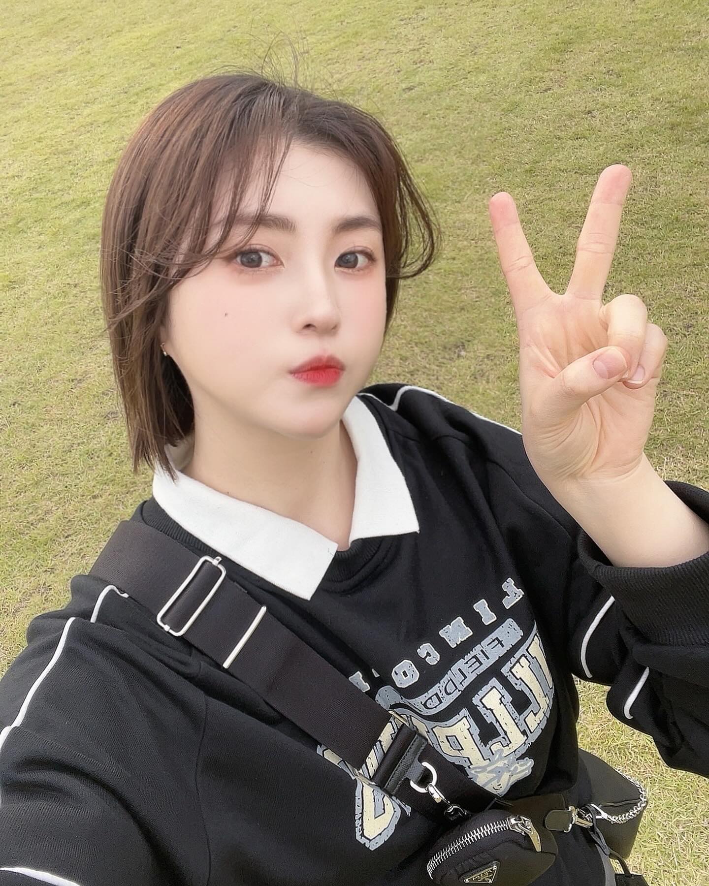 오랜만에 올리는 요즘근황👀

약 한달전에 허리디스크가 너무 심하게 터져서 응급으로 수술받고 지금은 집에서 회복중에 있네요ㅎㅎ 
(사진은 아프기전사진 행복해보이네유)

그땐 진짜 너무 아파서 걷지도 못했는데 지금은 그래도 통증없이 회복 잘하고 있어요🥹 

이렇게 아프기전에 너무 막 돌아다녔던것이 화근인거 같아서 지금은 거의 집에서만 지내고 있슴돠(이러다 mbti 바뀌는거 아닌지ㅎㅎ) 

그동안 못읽었던 책도 실컷 읽고, 레시피정리도 하고 외국어공부도 하면서 알차게 보내려구용 더 나아지면 디저트도 만들구요(지금도 넘 만들고싶네유...🥹) 

다들 건강 조심하세요~~허리는 무조건 !! 됴심 또 됴심~ 
.
.
.
.
#요즘근황 #근황 #근황샷 #허리디스크 #허리디스크재활중