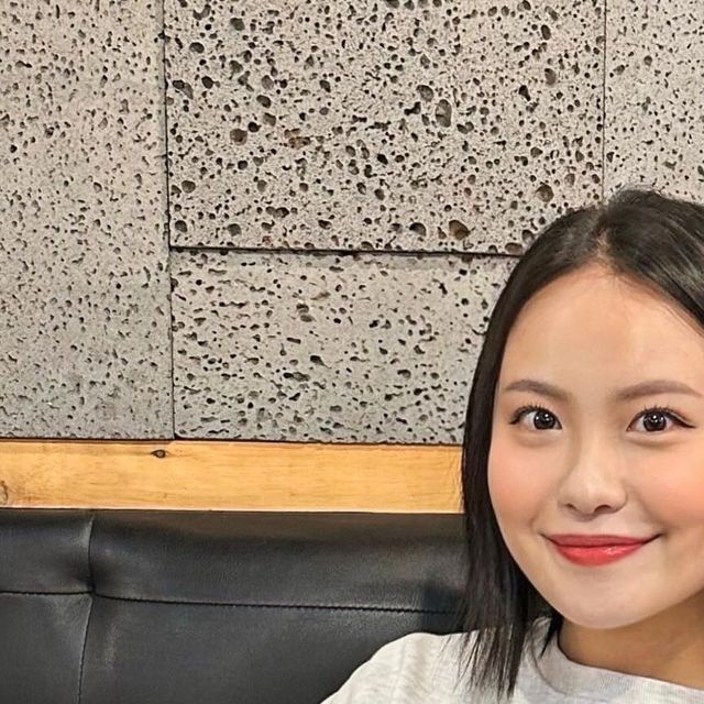 슬아 🌊 on Instagram: "˙ᵕ˙ #광고 남자친구와 주말맞이 “숙달돼지 화성동탄점” 에서 고기 왕 뿌시고 왔어요! 😁 고기는 마늘쫑 삼겹살, 꽃살, 항정살 먹었는데욥! 일단 구운 마늘쫑과 삼겹