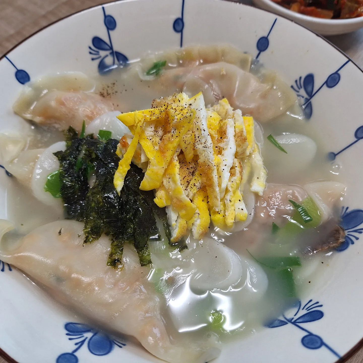 #2024
일출보러 일어나려했으나
안개낀거보고 더 잠 
푹잠자고 인나서 아점으로 #만두국 
만두빚기에 소질을 찾은 오빠는 
열심히 만두빚는중
잘한다 잘한다 잘한다~~~
우리가족 올해도 열심히 살아보쟝😍

#좋아요 #일상 #소통 #댓글  #데일리 #팔로우