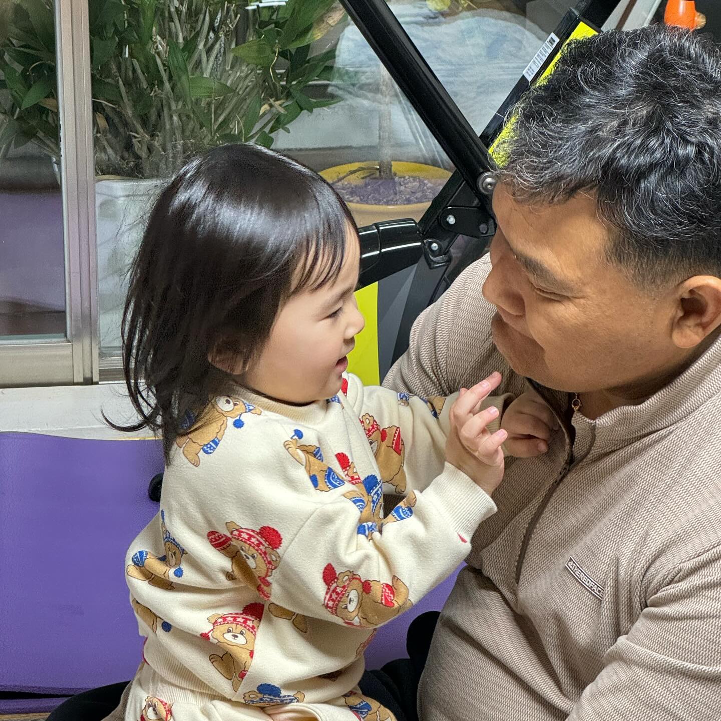 할비바보🫶🏻

밀리고 밀린 피드!
병원 갔다가 나오는 길에 
낙지를 보고 유주다인 생각부터 한 울아빠🥺
낙지 탕탕이를 시작으로
연포탕, 낙지라면까지 클리어✨

유주는 낙지탕탕이 삼매경
다인이는 할아버지 삼매경
클수록 할비 닮아가는 다인이
그래서 그런지 사랑독차지중🥰

갑자기 추워진 날씨에 병원에 사람 꽉!
따뜻하게 입고 감기 조심하세요들!
#건강이최고