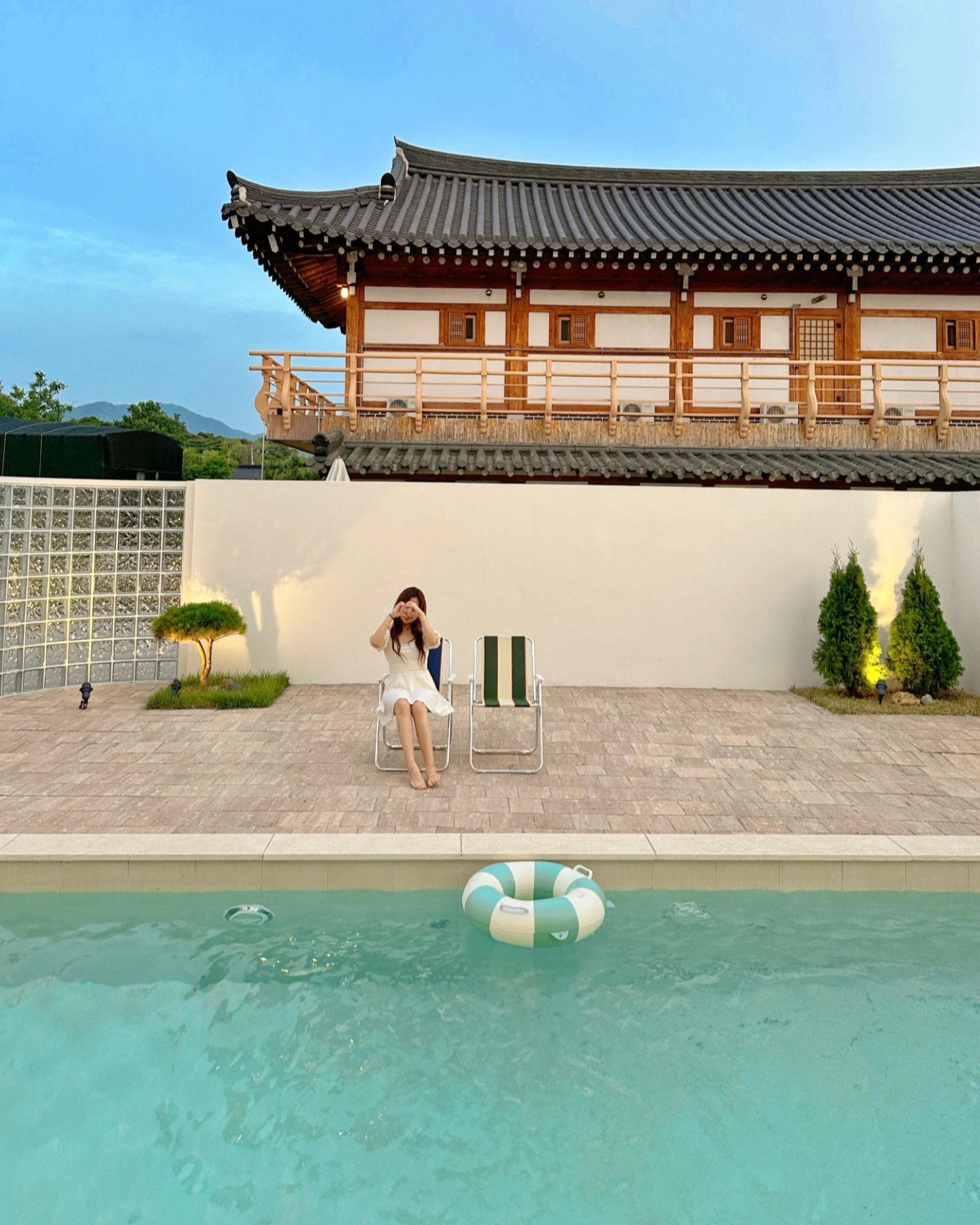 경주 황리단길 인근 조용한 주택가에 위치한 '라안스테이'
무려 6m의 🏊‍♀️대형 온수풀이 있는 한옥 독채 풀빌라를 소개해드려요

경주 한옥 숙소 중에는 이렇게 큰 온수풀을 가진 숙소는 드문 편인데 라안스테이는 기본 미온수도 무료에 대형자쿠지 이용까지 모두 무료로 이용하실 수 있어요🛁🫧

황리단길과도 걸어서 10분 정도로 가까운 거리이고, 🚌시외버스터미널과도 차로 7분이라 뚜벅이 분들께도 넘넘 좋은 위치랍니다!

1층 거실에서는 ♨️대형 자쿠지에 앉아 빔 프로젝트로 영화보며 무료 🔥불멍도 즐기고 2층 다도 공간에서는 경주 찰보리빵과 함께 티타임까지🍵

🛏침실과 욕실도 각각 두개여서 더 편하고 좋았어요!

한옥의 고즈넉한 감성에 현대의 세련된 감각이 더해져 너무 멋스러운 공간이였던 라안스테이! 곳곳이 포토존이라 사진첩 가득 채우고 오실 수 있어요💛✨️

with__ari 님 숙박권 이벤트로 다녀온 후기입니다

🏠 위치 : 경북 경주시 국당2길 12-9 
⏰️ 체크인 15:00 체크아웃 11:00 
👫 기준인원 2인 (최대 4인)
📌 침실2, 욕실2 ,주방, 거실,다도공간, 6m프라이빗온수풀, 대형자쿠지
📌 기본 미온수 무료제공(여름 제외), 온수 추가 가능, 자쿠지 무료 이용, 경주법주 무료제공
☎️ 0507-1427-8084
🚗 주차장 있음

#경주숙소 #경주숙소추천 #황리단길숙소 #경주가볼만한곳 #경주한옥숙소 #경주풀빌라 #경주펜션