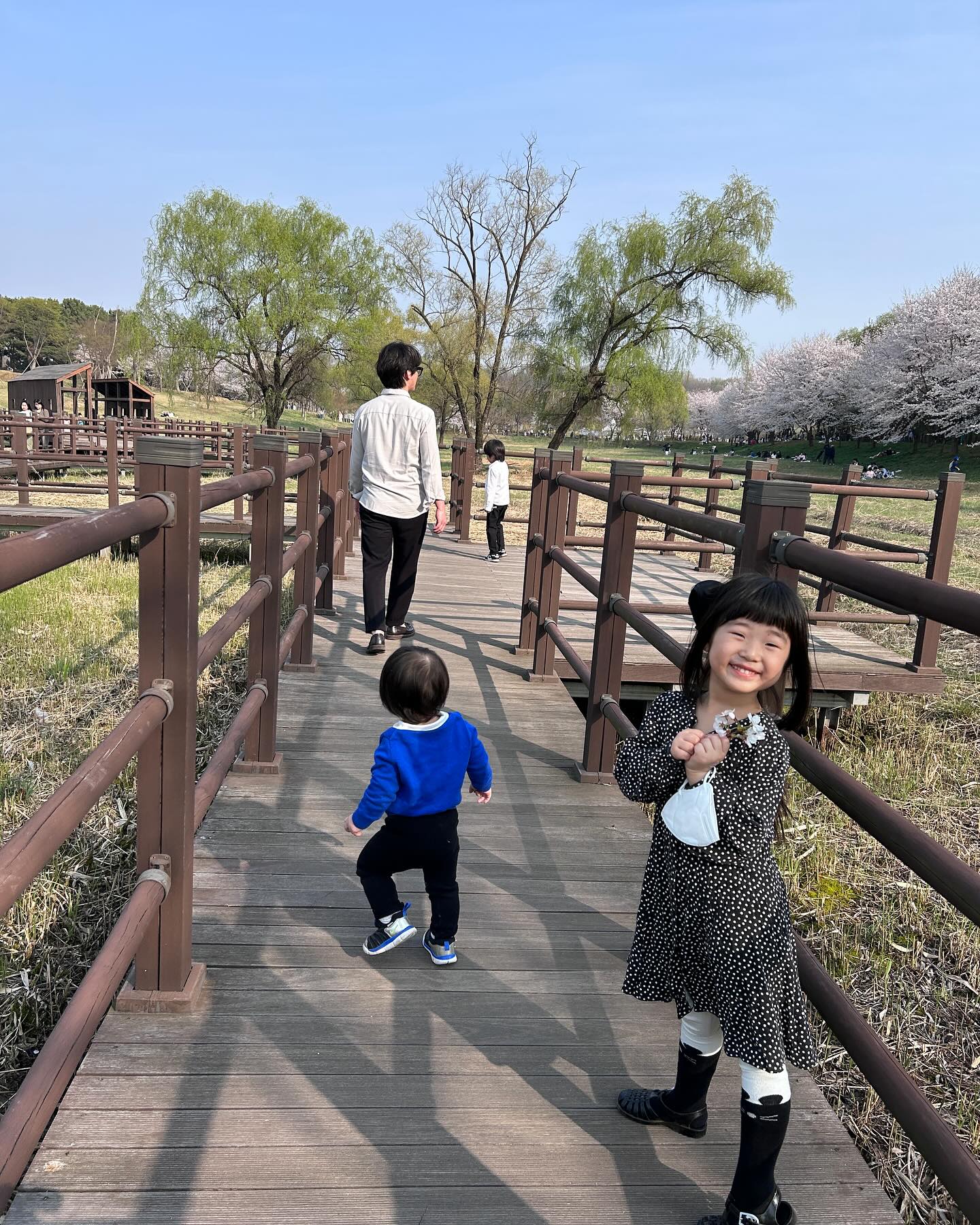 근황 2
아직 봄이네...?? 
.
.
#안산공원 #벗꽃구경 #튀밥파티 #개성강한 #그들만의 #패션세계 
.
.
.
#아들들 #딸 #신남매 #남매스타그램 #육아 #일상