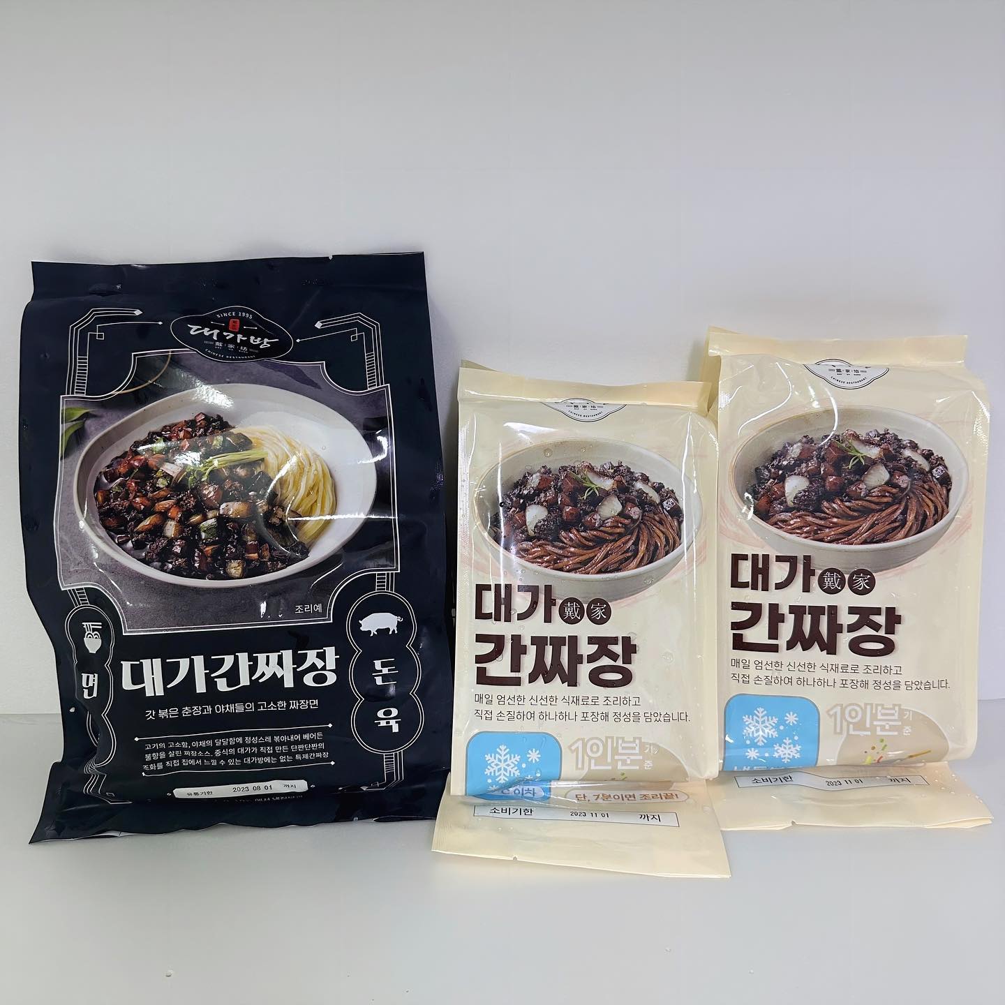 #협찬 #제품제공 #대가방
#대가방밀키트 #수상한밀키트
#간짜장밀키트 #간편한중식
susanghan_meal_kit

오늘은 엄마가 간짜장 요리사 ~ 👩‍🍳

주말이 되면 아이들과 무얼 먹어야하나 
고민이 이만저만이 아닌데요 ~
저희집만 그런거 아니죠 ? 우잉 ~

그래도 일요일이면 ~ 
짜장면은 국룰 아닌가요? ㅋㅋ
저희 아이들은 일반 짜장면보단 
즉석으로 만들어져 야채가 살아있는 
간짜장을 주로 먹는편이예요 ~
아주 입들이 고급지답니닷 ! ^^ ;;; ㅎㅎ

👍🏻 한국 중식 요리의 선대를 이끈 
압구정 / 강남에서 55년 경력의 중식 대가 
대장리 대표 중식 레스토랑인 대가방의 
<간짜장 레시피> 를 집에서도 편하게 맛을 
볼 수 있게 완벽 재현 해낸 밀키트예요 ~ 😊

그래서 간편하게 요 ~ 대단한 요리를
수상한 밀키트로 뽐내보았어요 ❤️
막둥이가 엄마가 한 요리가 제일 맛있다고
최고라고 엄지척 받았는데 .....
나중에 밀키트인거 알면 큰일이네요 ;; ㅋㅋ

돼지고기와 채소가 손질되어 있어서
기름에 볶아 주기만 하면 되는
라면 만큼이나 쉬운 레시피라 초5도
쉽게 만들어 먹을 수 있어 너무 좋은 제품 💖
방학얼마 안남았는데 같이 만들면서 
좋은 추억도 되고 웃음도 끈이질 않고
정말 재미있고 좋았답니다 ㅎㅎ

대가방 간짜장 밀키트 제품은
직접 제조하기 때문에 합리적인 금액과
신선함은 물론 푸짐한 재료들을 
최상의 품질로 판매가 될 수 있다고 하니 
완전 대박! 아닌가욧 ~ 😘

역시 대가방은 달라도 뭔가 다르네요 😍
바로 또 겟 할 수 밖에 없었다구요 ~ ㅎ
TV매스컴에서도 인정한 맛이라 믿먹이쥬 💚

👉🏻 2012 - ZAGAT
👉🏻 2014 -생활의달인- 탕수육 최강달인
👉🏻 2015 - 수요미식회
👉🏻 2017 - 미슐랭가이드
👉🏻 서울 3대 탕수육 전국맛집 TOP 1000
👉🏻 2018 -  망고플레이트 인기맛집
👉🏻 2020 - 식신 최우수 레스토랑
👉🏻 2021 - 블루리본서베이

와 ~ 정말 대단한 스펙이라 
입이 안 다물어져요 😮

⭐ 대가방 간짜장 밀키트는
냉동은 1인분씩 2팩 구성, 
냉장은 2인분 1팩 구성이예요.

저희는 냉장으로 바로 먹어봤구요 ㅎ
아들이 본인은 밥을 먹고싶다고 해서
볶음밥이랑 같이 만들었는데 ...
어제 남은 꿔바로우와 야무지게
면까지 흡입한 아들 ㅋㅋㅋ
오늘 아주 메뉴가 굿 ~ 초이스 였네요 ㅋ 

은은한 불향과 함께 감칠맛이 끝내주어
자극적이 않으면서 단짠단짠한
호불호 없는 진짜 맛있는 맛이예요 ~
꼭 ! 드셔보시길 강력추천드립니당 😋
지금도 군침이 마구마구 돌아요 ㅎㅎ

🔅 밀키트는 ( 추천 꾸욱 ) 
https://smartstore.naver.com/susangm
🔅 오프라인 지점은 요기에❗
http://naver.me/5VeAAvkJ

.
.
.

#밀키트 #중식 #캠핑용간짜장 #얼큰한간편조리
#밀키트추천 #밀키트요리 #간편조리 #짜장면 
#캠핑밀키트 #짜장면밀키트 #중식밀키트 
#홈쿡 #홈쿡스타그램 #여행밀키트 #밀키트맛집
#가정식 #자취요리 #선팔맞팔 #먹팔환영