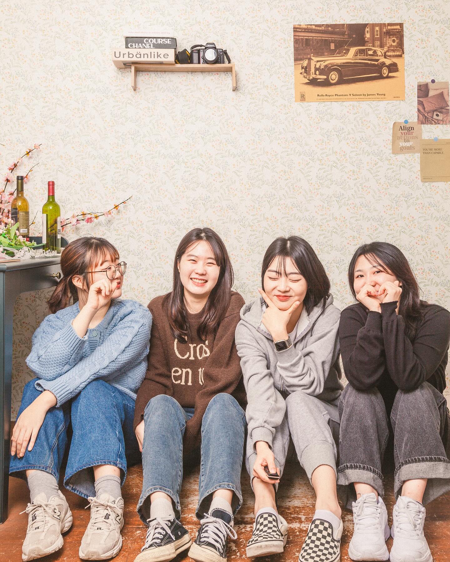 *
한 해에 몇 번 만나진 않지만 만날 때마다 사진 남기기로 한 우리 ˚ ༘ ೀ⋆｡˚
하지만 부산, 청주, 인천, 서울 거주자들이 경주에서 만난 이유는 •••?
⠀⠀ 
₊‧°𐐪♡𐑂°‧₊ 𝐓𝐨 𝐛𝐞 𝐜𝐨𝐧𝐭𝐢𝐧𝐮𝐞𝐝 ₊‧°𐐪♡𐑂°‧₊