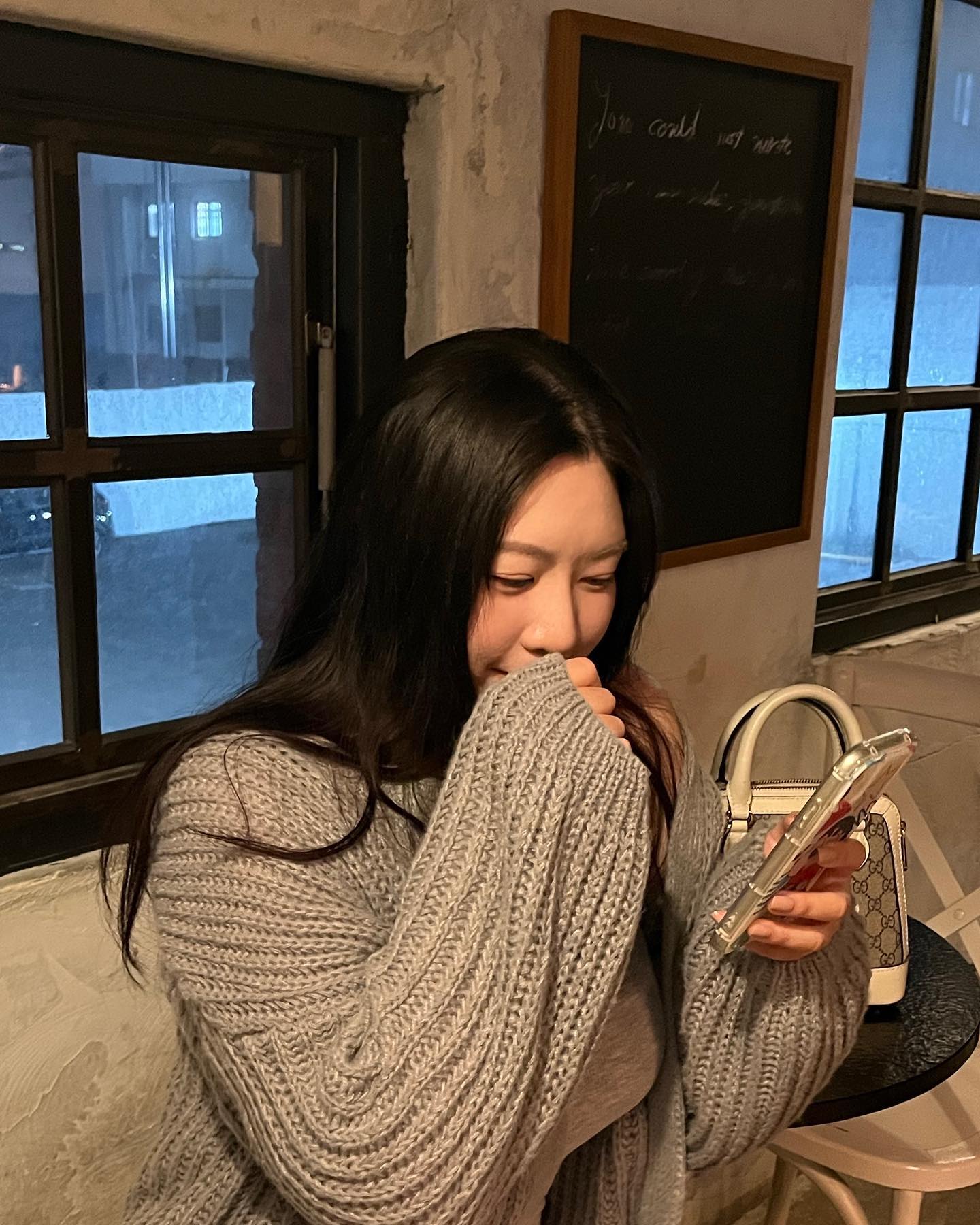 머리도 안 말리고 얼레벌떡 나온 여성
