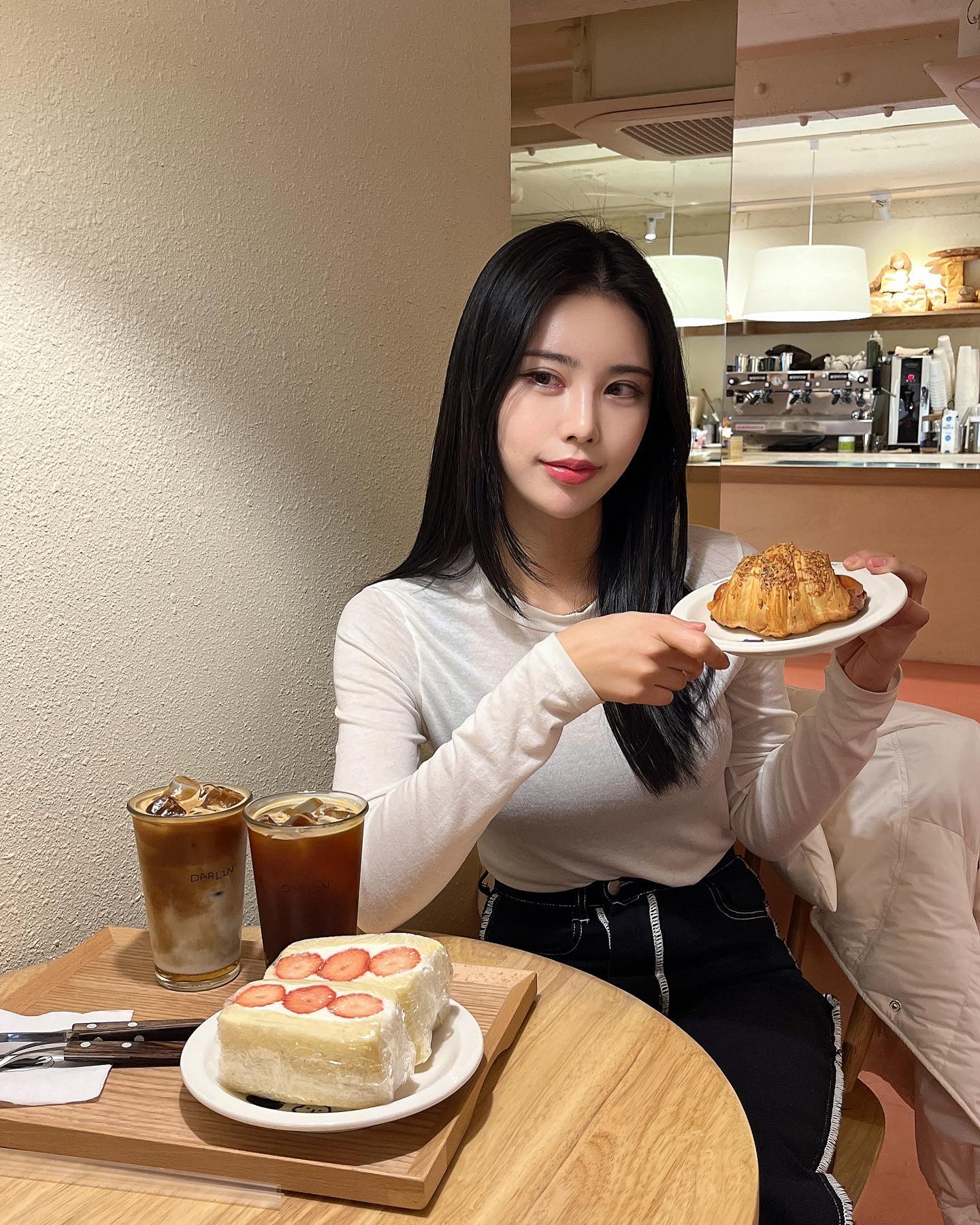 신사에 새로생긴 달링베이커리🧁🍰

아늑하고 편안한 분위기에 페스츄리, 브런치 수프 등 맛있는 디저트가 잔뜩 >< 케이크 포장도 이쁘던데 선물용으로 추천추천!

압구정 오시는 분들은 한번씩 들러보세용 히히

#베이커리카페 #달링베이커리 #アプクジョン(狎鴎亭)